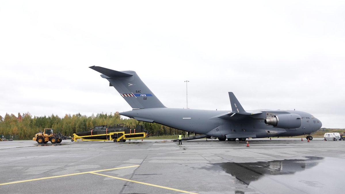Swedish_Navy's tweet photo. Marinen tillsammans med FMV har genomfört en provlastning av stridsbåt i transportflygplanet C-17 Globemaster med lyckat resultat. 

Detta ger en ökad flexibilitet att flytta systemet långa sträckor på kort tid. https://t.co/jIDK1g8TWs