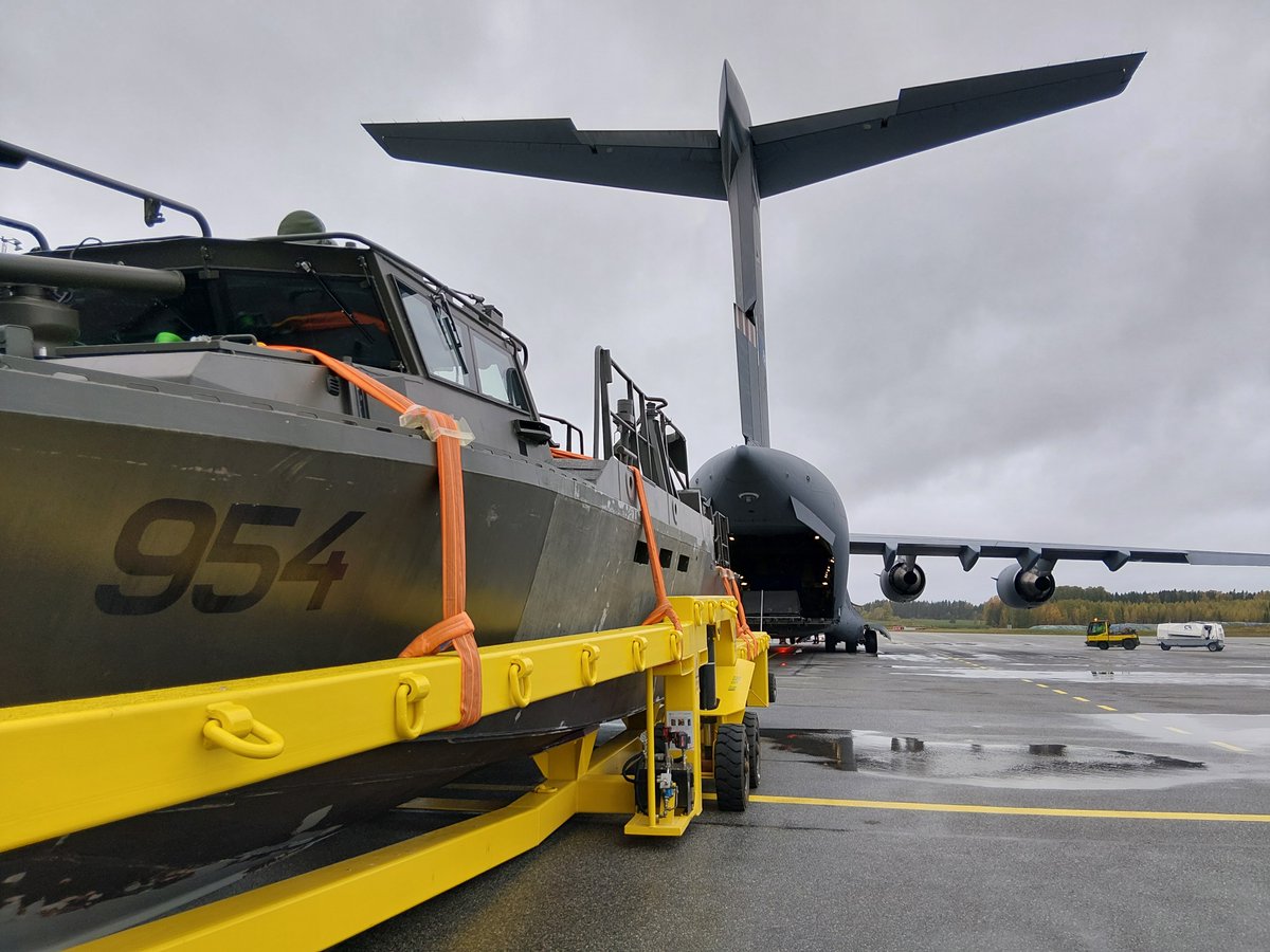 Swedish_Navy's tweet photo. Marinen tillsammans med FMV har genomfört en provlastning av stridsbåt i transportflygplanet C-17 Globemaster med lyckat resultat. 

Detta ger en ökad flexibilitet att flytta systemet långa sträckor på kort tid. https://t.co/jIDK1g8TWs