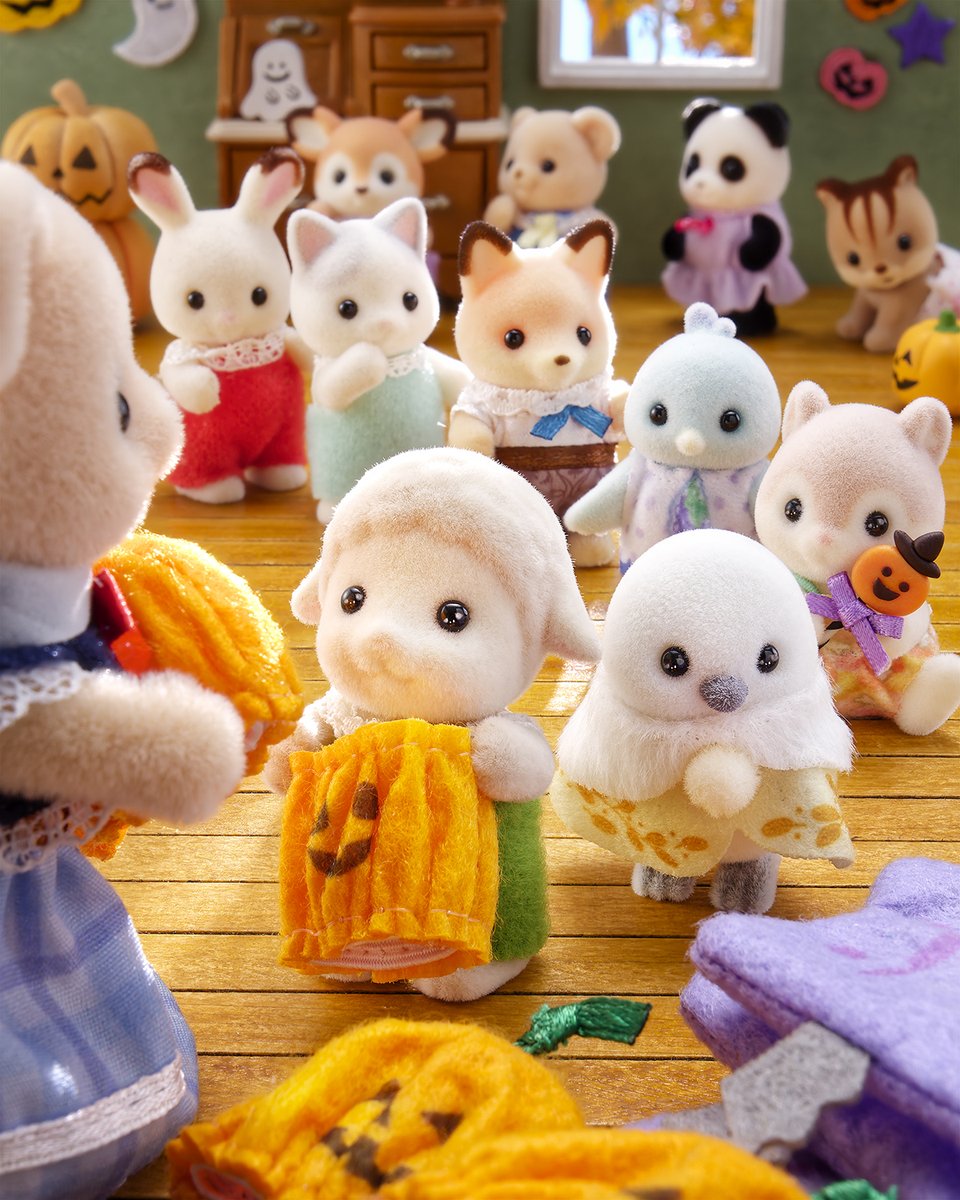 SylvanianJP's tweet photo. 「エマはどれがいい？」
「これー！」

赤ちゃんたちみんなでハロウィンの仮装の準備中♪
ヒツジのエマは、かぼちゃのお洋服にしたみたい🎃

「はいどーぞ！」
「ありがとう！」

みんながどんな仮装をするか楽しみですね✨

#シルバニアファミリー #シルバニア
#ハロウィン #halloween #trickortreat #シルバニア赤ちゃん