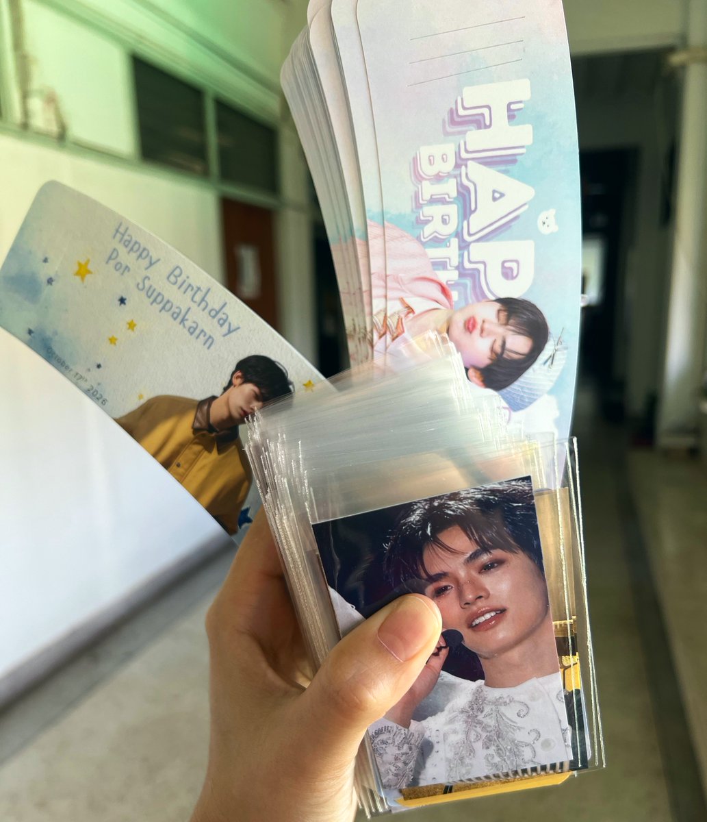 PupipPor's tweet photo. สุ่มแจก กอว. ที่คาดแก้ว+เข็มกลัด+โฟโต้การ์ดปิ๊ปป๋อ จำนวน 40 ชุด 
ให้คนที่แคปรูปหน้าไพล็อตสนิทแค่เพื่อนที่กำลังดูให้เห็นยอดวิวในYT แปะรูปใต้โพสนี้ สุ่มตอน 4 ล้านวิวค่ะ 
รูปปิ๊ปกับที่คาดแก้วมีเยอะมากเป็นร้อยใบเลย มาๆ ออกค่าส่งเองเหมือนเดิมน้า ดูทุกวันก็แปะได้ทุกวันน้าสุ่มตามชื่อแอค ขอบคุณพี่สาวแสนสวยทั้ง2ท่าน @Yuiyii  @honeiizbee ที่สนับสนุนกอว.ด้วยค่ะ
