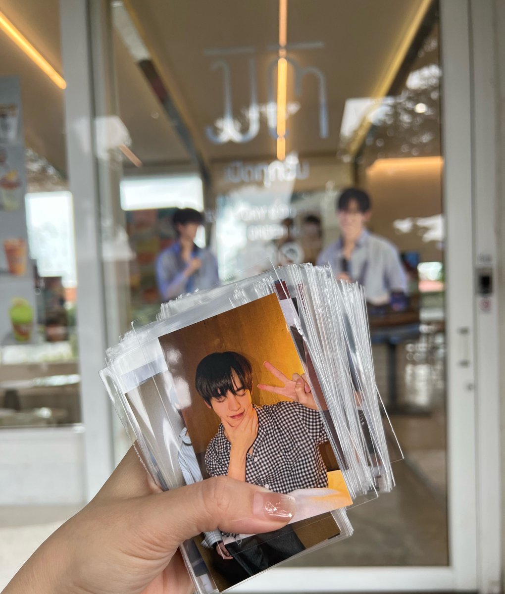 PupipPor's tweet photo. สุ่มแจก กอว. ที่คาดแก้ว+เข็มกลัด+โฟโต้การ์ดปิ๊ปป๋อ จำนวน 40 ชุด 
ให้คนที่แคปรูปหน้าไพล็อตสนิทแค่เพื่อนที่กำลังดูให้เห็นยอดวิวในYT แปะรูปใต้โพสนี้ สุ่มตอน 4 ล้านวิวค่ะ 
รูปปิ๊ปกับที่คาดแก้วมีเยอะมากเป็นร้อยใบเลย มาๆ ออกค่าส่งเองเหมือนเดิมน้า ดูทุกวันก็แปะได้ทุกวันน้าสุ่มตามชื่อแอค ขอบคุณพี่สาวแสนสวยทั้ง2ท่าน @Yuiyii  @honeiizbee ที่สนับสนุนกอว.ด้วยค่ะ