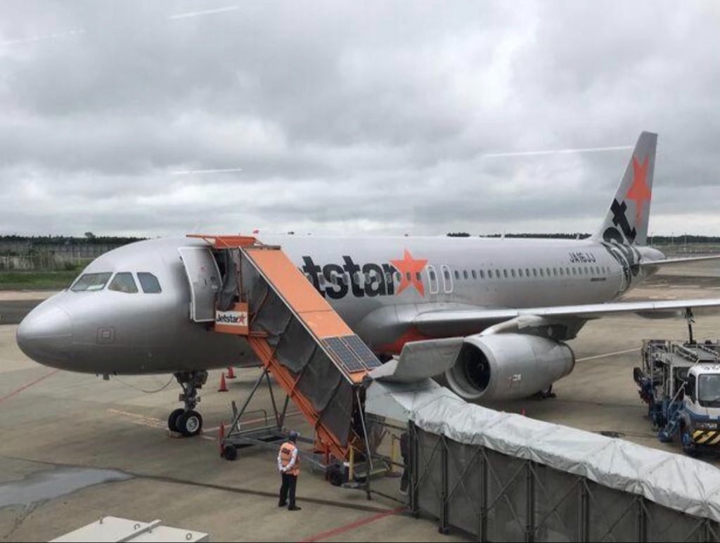 fukushi_kuro's tweet photo. 生活保護ですが、成田空港に来ました。

今から飛行機に乗って、北海道旅行に行ってきます。

本当はもう少し良い航空会社を利用したかったのですが、生活保護費では格安航空が限界です…🥲

せっかくの旅行なのに、飛行機まで節約しなきゃいけないなんて…。

これで文化的な生活って言えるんですか？ https://t.co/9rthGT1qel