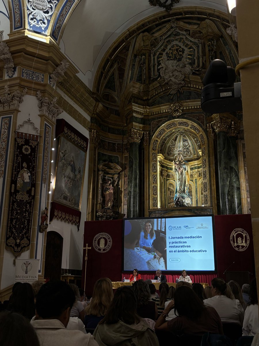 RadioPatio_5's tweet photo. Hoy comenzamos el día asistiendo a la I Jornada de mediación y prácticas restaurativas en el ámbito educativo. 
📚🤔
#UCAMmetodos2026 #Congreso https://t.co/O2nJi7nGtA