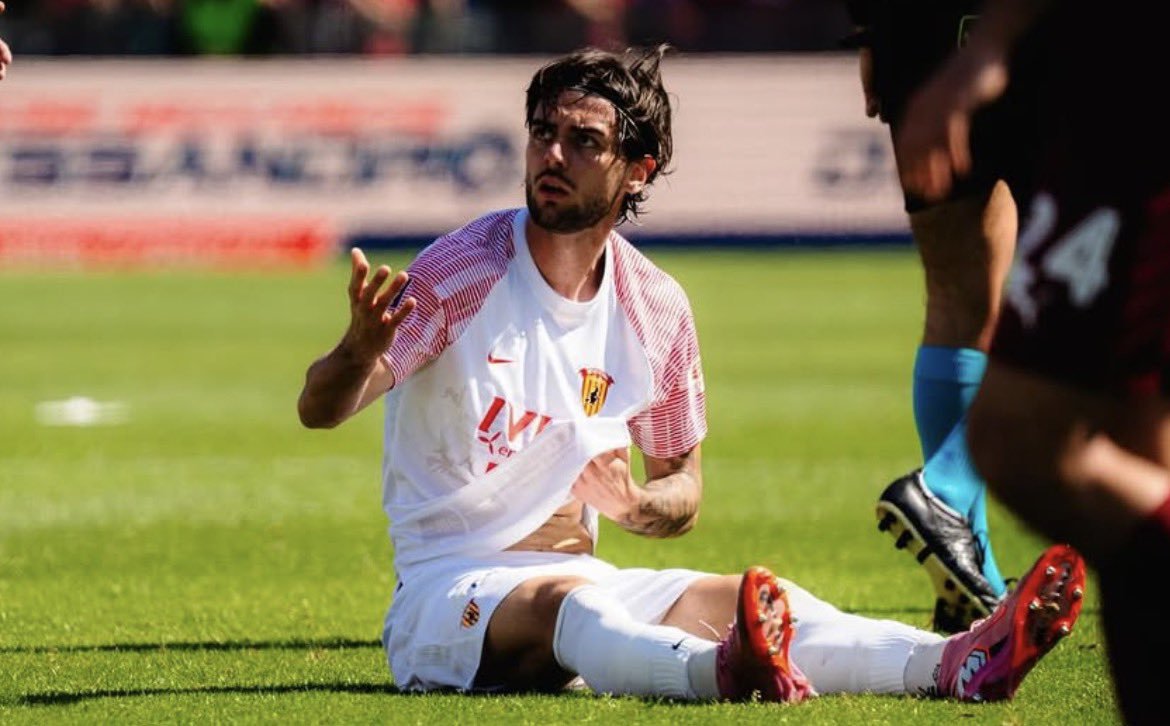 NMercato24's tweet photo. 🚨 Per gennaio il Cagliari sta valutando il difensore del Benevento Pietro Saio che piace anche al Frosinone 💣

@aldo_odla79 🤝

#Calciomercato #22ottobre https://t.co/JhpPv8fyCb
