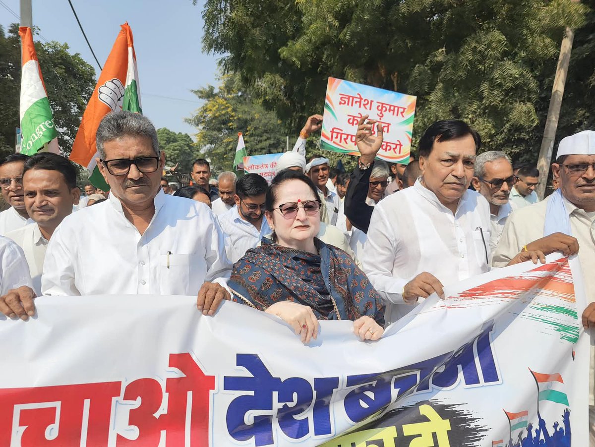 SudhaHpmc's tweet photo. 📍 भट्टू कलां, फतेहाबाद

आज भट्टू कलां, जिला फतेहाबाद में ‘वोट बचाओ, देश बचाओ’ जन आंदोलन के तहत आयोजित पैदल मार्च में शामिल होकर सभा को संबोधित किया। इस दौरान मुख्य चुनाव आयुक्त ज्ञानेश कुमार का पुतला फूंककर मतदाता अधिकारों की रक्षा और लोकतंत्र की मजबूती की मांग उठाई।

इस अवसर पर फतेहाबाद से विधायक श्री बलवान सिंह दौलतपुरिया जी, फतेहाबाद जिला कांग्रेस अध्यक्ष श्री अरविंद शर्मा जी, भट्टू कलां ब्लॉक अध्यक्ष श्री सजिन्दर बेनीवाल जी सहित जिले के सम्मानित पदाधिकारी, कांग्रेस कार्यकर्ता और जागरूक नागरिक बड़ी संख्या में उपस्थित रहे।

कार्यक्रम में लोकतांत्रिक मूल्यों की रक्षा, मताधिकार के प्रति जागरूकता और संगठन को जमीनी स्तर पर मजबूत बनाने का संकल्प लिया गया। सभी कार्यकर्ताओं ने एकजुट होकर इस जन आंदोलन को आगे बढ़ाने का संकल्प दोहराया।

वोट का अधिकार, लोकतंत्र का आधार है। इसकी रक्षा के लिए हमारा संघर्ष जारी रहेगा।

@INCIndia @INCHaryana 

#VoteBachaoDeshBachao #SaveDemocracy #HaryanaCongress #Fatehabad #SudhaBhardwaj