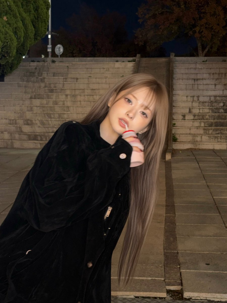 fromisbase's tweet photo. Nagyung unveils her new blonde hair in new Instagram post. https://t.co/SD5Fk0A0v7