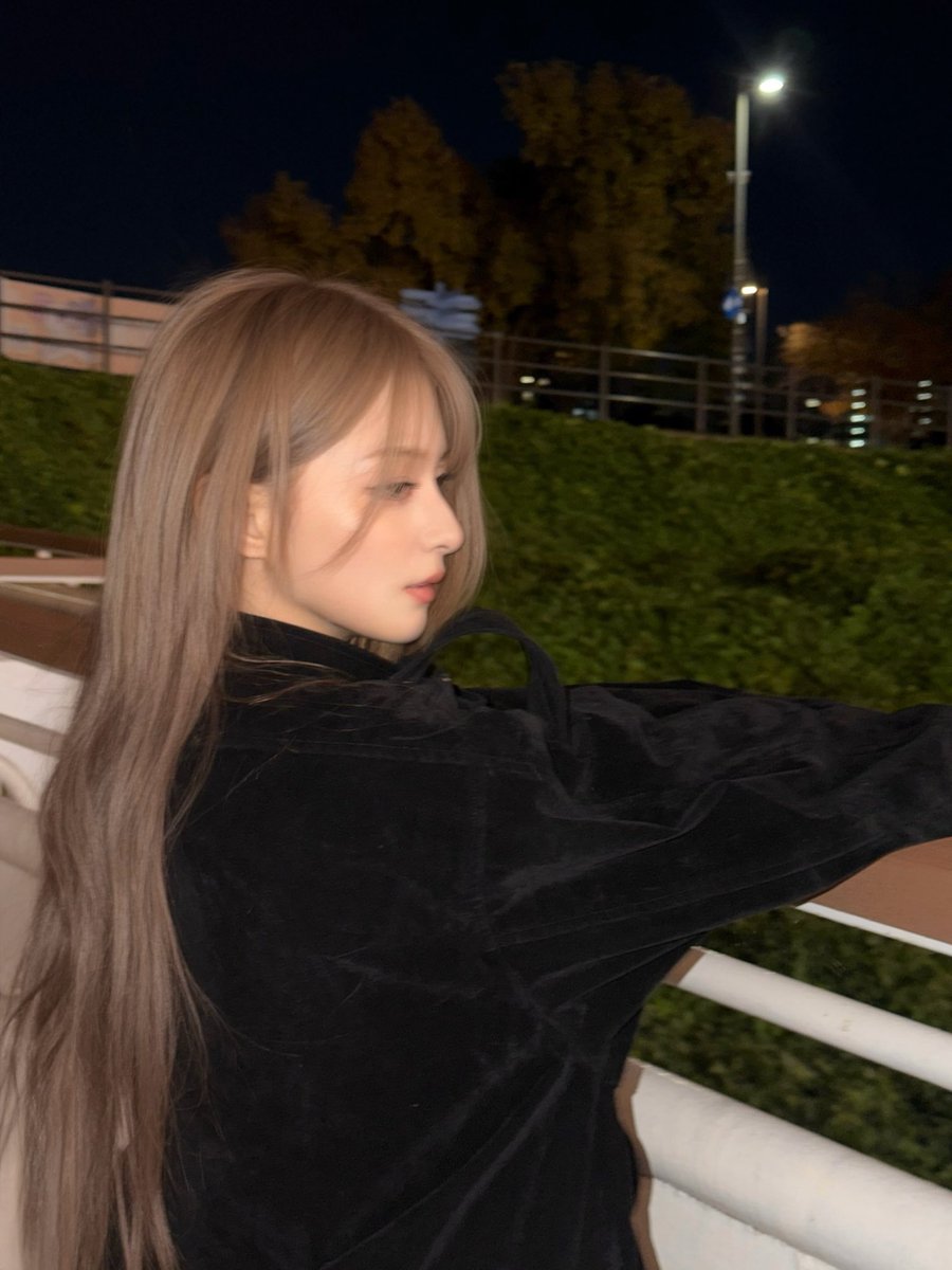 fromisbase's tweet photo. Nagyung unveils her new blonde hair in new Instagram post. https://t.co/SD5Fk0A0v7