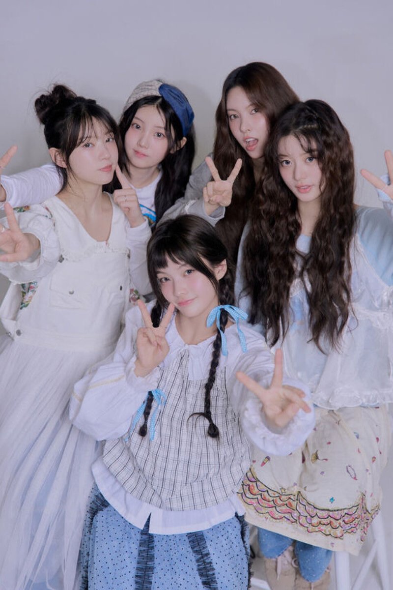 ChartUpdate_'s tweet photo. The only K-pop songs currently charting on the Apple Music Top 100: Global (Oct. 21)🍎 🌍

#4 — A20 &amp; A2O LITE —  “NEON” (+1)
#69 — ILLIT — “It’s Me” (=) https://t.co/EWjF9N96eS