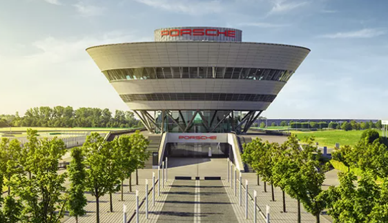 classcnbc's tweet photo. #Porsche punta anche sulla difesa: nasce Technologies, polo da 2.700 dipendenti per clienti non solo automotive.

La nuova struttura unirà Porsche Engineering e Porsche Digital dall’inizio del secondo trimestre 2027. Offrirà servizi di ingegneria, software e intelligenza artificiale anche per spazio, sistemi marittimi e tecnologie medicali: https://t.co/Mw4uk8PvlB