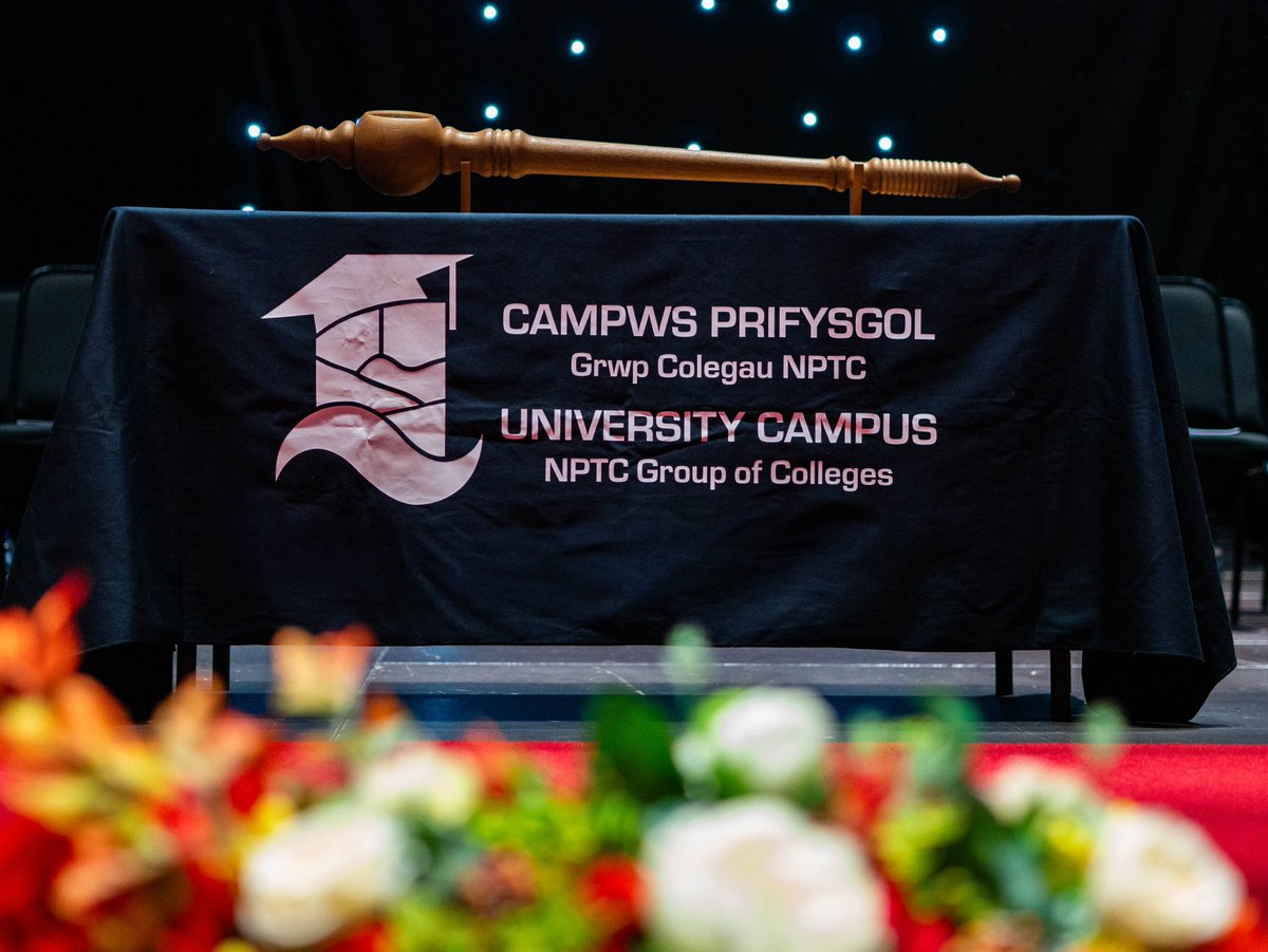 NPTCGroup's tweet photo. 📸 𝐆𝐫𝐚𝐝𝐝𝐢𝐨 𝟐𝟎𝟐𝟔 

Rydym yn estyn croeso cynnes i’n Graddedigion, eu teuluoedd a’n gwesteion arbennig i seremoni Raddio heddiw yn @ArenaAbertawe, wrth i ni ddathlu eu llwyddiannau 🎓

Mae’n ddiwrnod arbennig i bawb sy’n cymryd rhan; gobeithio y byddwch chi i gyd yn mwynhau’r profiad! 

#Graddio2026 ✨