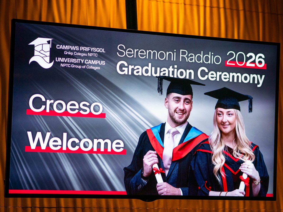 NPTCGroup's tweet photo. 📸 𝐆𝐫𝐚𝐝𝐝𝐢𝐨 𝟐𝟎𝟐𝟔 

Rydym yn estyn croeso cynnes i’n Graddedigion, eu teuluoedd a’n gwesteion arbennig i seremoni Raddio heddiw yn @ArenaAbertawe, wrth i ni ddathlu eu llwyddiannau 🎓

Mae’n ddiwrnod arbennig i bawb sy’n cymryd rhan; gobeithio y byddwch chi i gyd yn mwynhau’r profiad! 

#Graddio2026 ✨