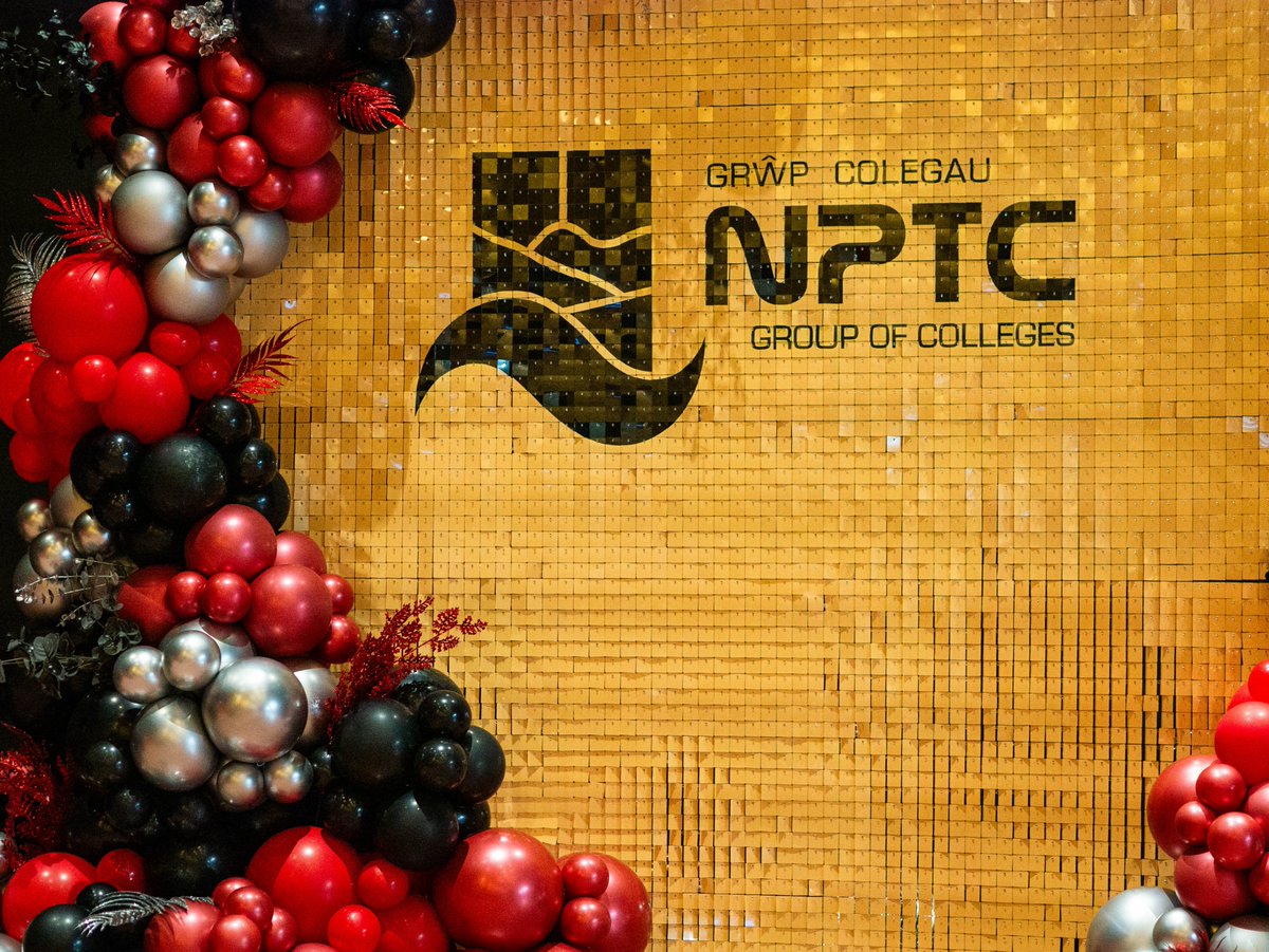 NPTCGroup's tweet photo. 📸 𝐆𝐫𝐚𝐝𝐝𝐢𝐨 𝟐𝟎𝟐𝟔 

Rydym yn estyn croeso cynnes i’n Graddedigion, eu teuluoedd a’n gwesteion arbennig i seremoni Raddio heddiw yn @ArenaAbertawe, wrth i ni ddathlu eu llwyddiannau 🎓

Mae’n ddiwrnod arbennig i bawb sy’n cymryd rhan; gobeithio y byddwch chi i gyd yn mwynhau’r profiad! 

#Graddio2026 ✨