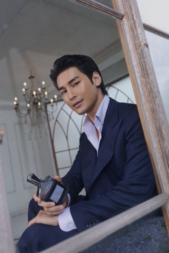 blu_eyess's tweet photo. Damn Apo looks so fine 🔥🔥

#ApoNattawin #HouseofCreed https://t.co/A1HJ9WYaiZ