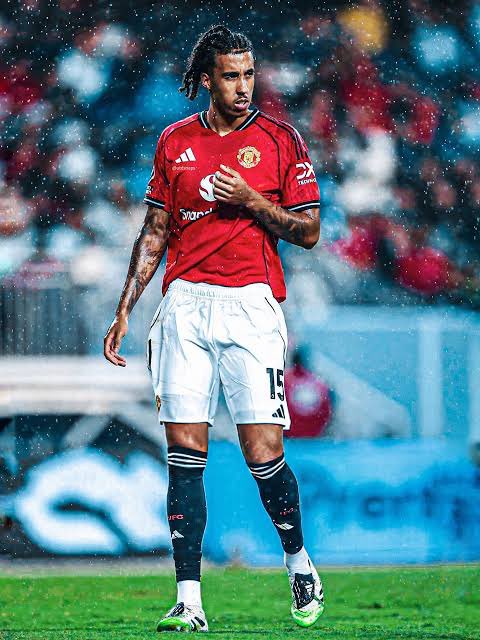 DailyFootyTakes's tweet photo. 🚨 CIVIL WAR AT OLD TRAFFORD

Emmanuel Petit hasn't held back on why Leny Yoro is struggling at Manchester United, and he puts the blame squarely on Bruno Fernandes!

"There are leaders missing at Manchester United. I don't like Bruno Fernandes' body language. I've not liked it this season and I didn't like it last season."

Petit claims that if Yoro had chosen Liverpool over United, he’d be "thriving" right now alongside Jeremy Jacquet instead of being wasted out of position under Carrick.

Add Gary Neville calling out Lisandro Martínez for damaging the kid's confidence publicly, and United's dressing room looks completely broken.

Is Bruno’s captaincy the real issue behind United's stalling stars?