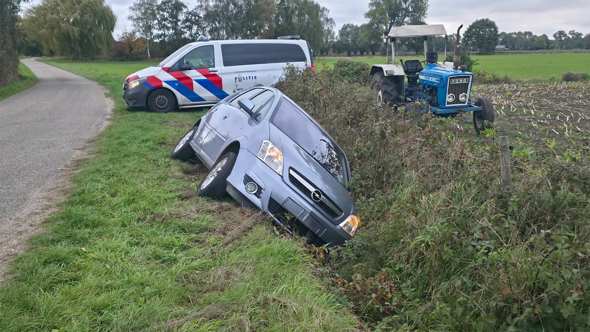 REGIO8's tweet photo. Automobiliste belandt in sloot bij Sinderen. https://t.co/IL4UHqscdN https://t.co/5TnTgW9B0n