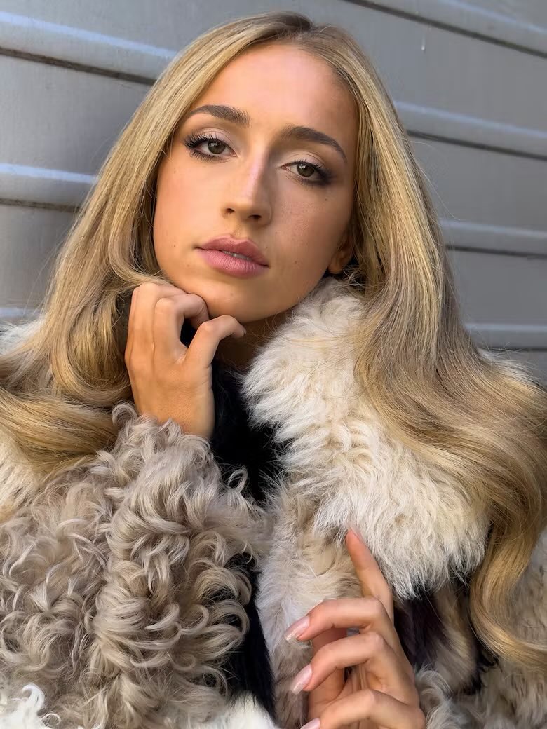 ChartUpdate_'s tweet photo. Top 10 songs on the Apple Music Top 100: Global (Oct. 21)🍎🌍

1. Tate McRae — Housewife (=)
2. KAROL G, Judeline, rusowsky — Bby WOW (=)
3. ADÉLA — Nicole Kidman (+1)
4. A20 & A20 Lite — Neon (+1)
5. Zach Bryan, Lana Del Rey — Lies (-1)
6. Ella Langley — Choosin’ Texas (=)
7. Drake, Don Toliver — Solar Eclipse (=)
8. Olivia Rodrigo — stupid song (=)
9. Drake — Janice STFU (+1)
10. Olivia Rodrigo — the cure (-1)