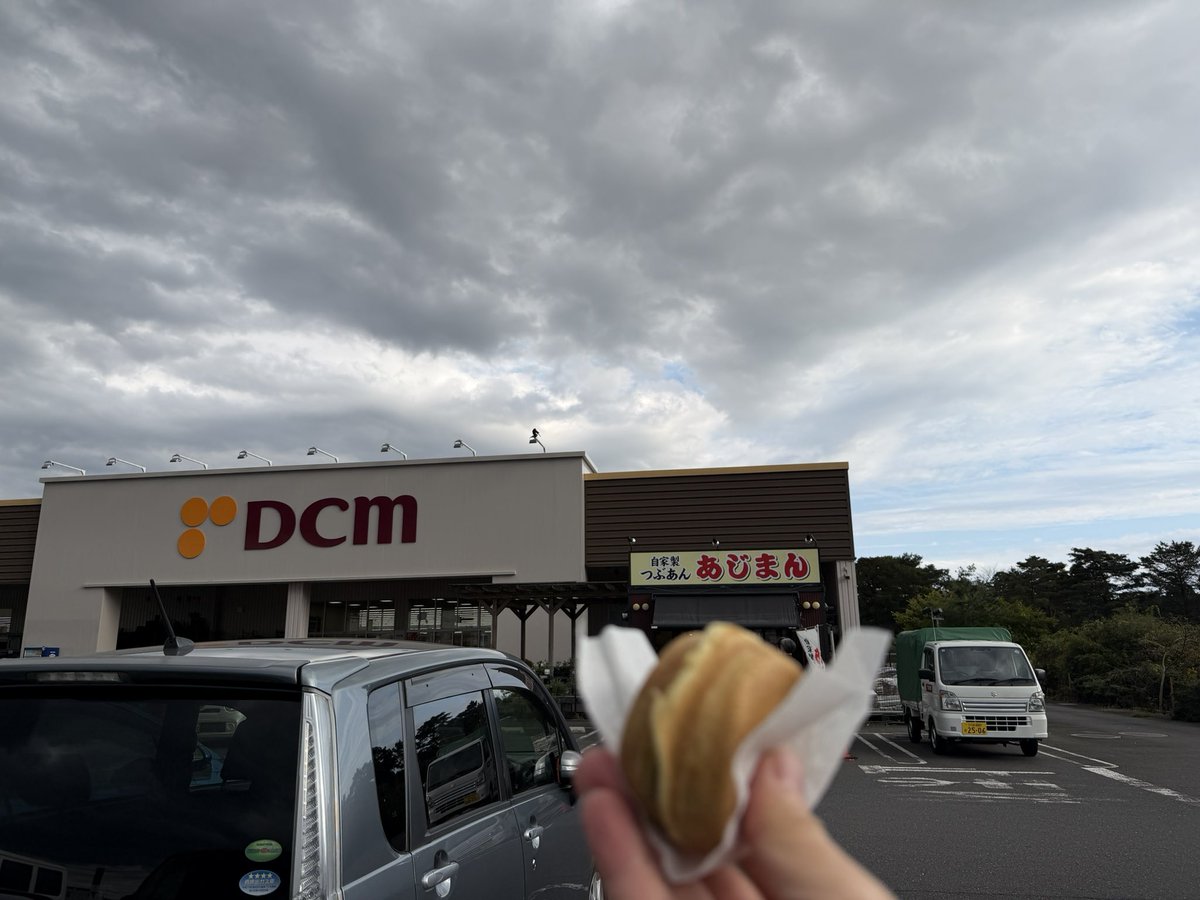 torumeikan's tweet photo. とってクレーン　つくば店
ネーミングセンス好き🤣
あのパチンコ界で有名なビックマーチが手がけるお店１号店？場所は昔ゼントだった所。
駐車場もめっちゃ広く新筐体で染めていて投資がすごそうだった💸
となりの「あじまん」が安くて美味い🍴
マルハン、ダイナム��京一、などパチンコ店がクレゲ参戦してるすごい時代や🎰...近くに寄ったから来ただけなんだけどね🫡