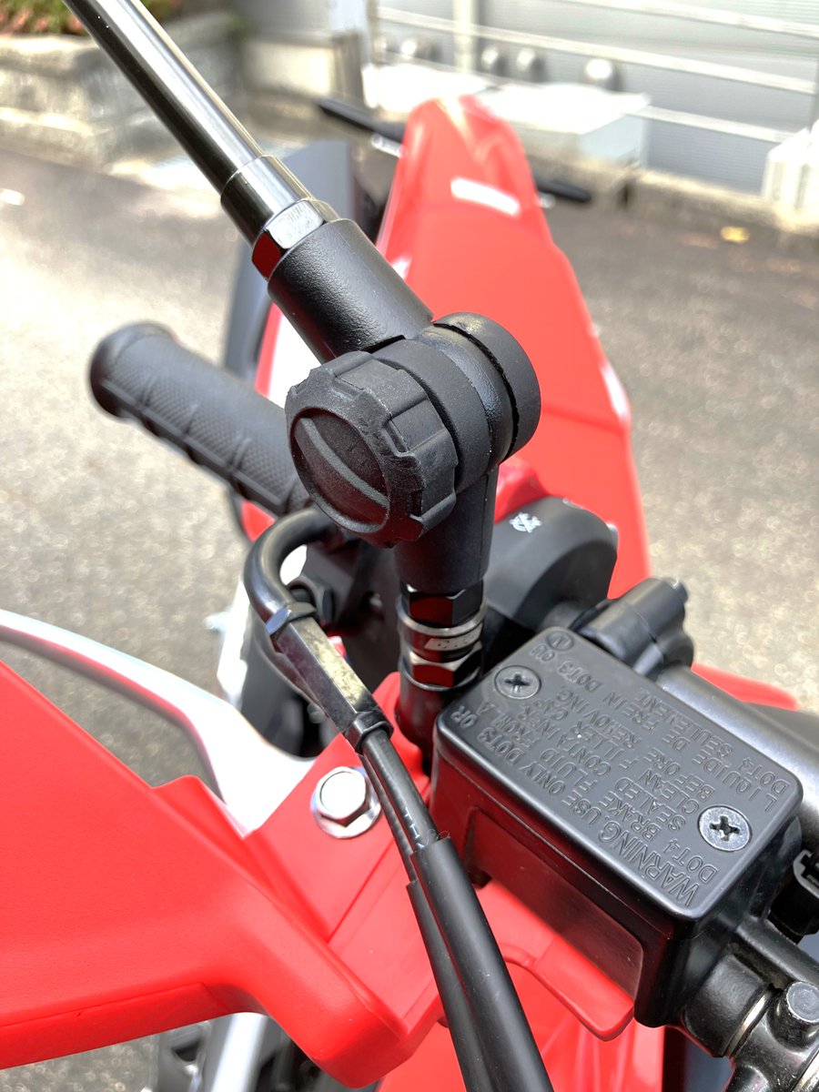 df_moto's tweet photo. 定番の161ミラーが新しくなります！！

DRC 162 EZオフロードミラー

工具不要のクイックノブを採用。締め付け具合を簡単に調整でき、ミラーの安定性と折りたたみやすさを両立しています👍

また、正ねじ＋逆ねじの組み合わせにより2007年保安基準に適合、車検のあるバイクにも安心してご使用いただけます。

入荷は少し先にはなりますが、年内発売予定です🙇‍♂️
