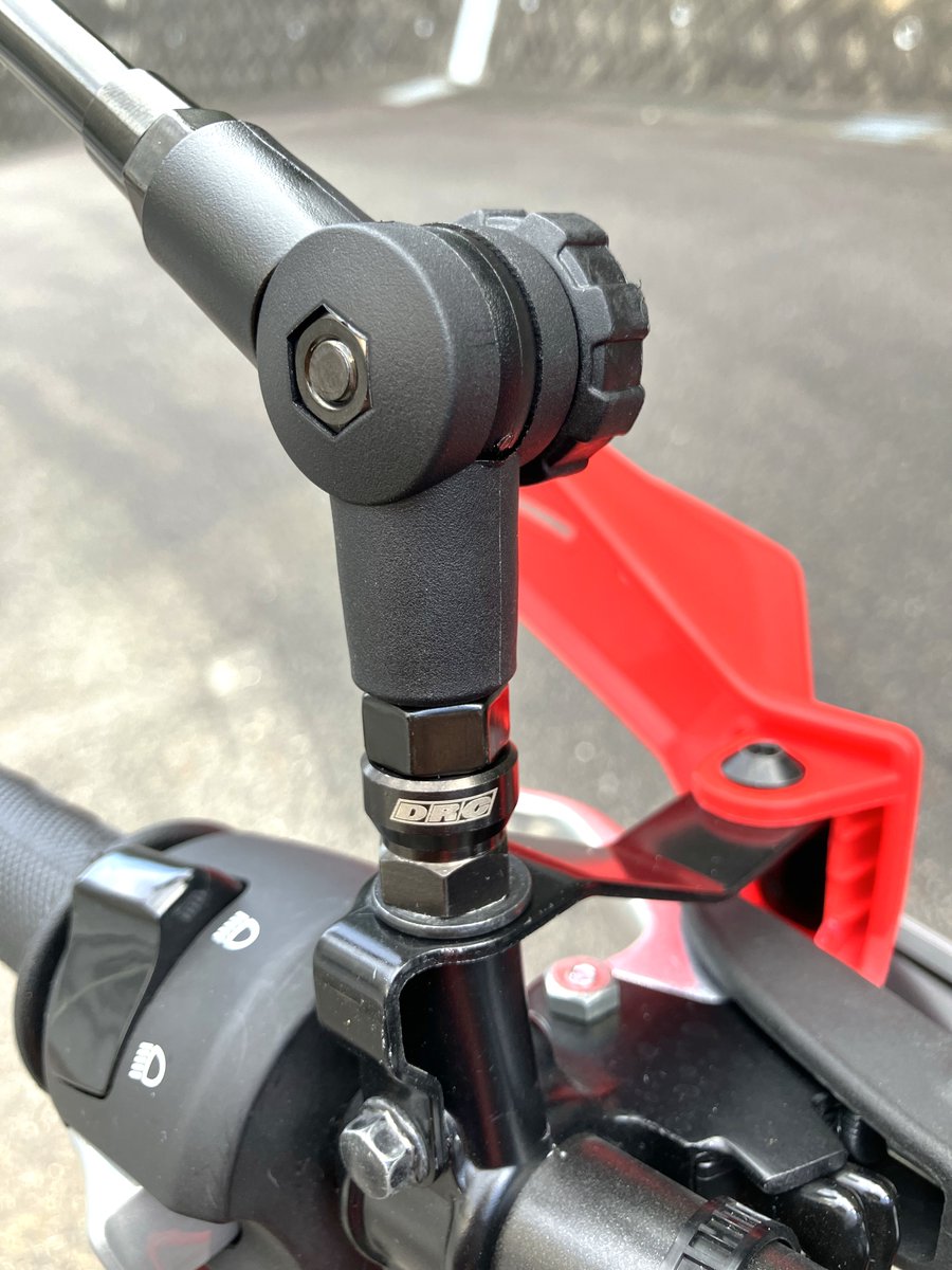 df_moto's tweet photo. 定番の161ミラーが新しくなります！！

DRC 162 EZオフロードミラー

工具不要のクイックノブを採用。締め付け具合を簡単に調整でき、ミラーの安定性と折りたたみやすさを両立しています👍

また、正ねじ＋逆ねじの組み合わせにより2007年保安基準に適合、車検のあるバイクにも安心してご使用いただけます。

入荷は少し先にはなりますが、年内発売予定です🙇‍♂️