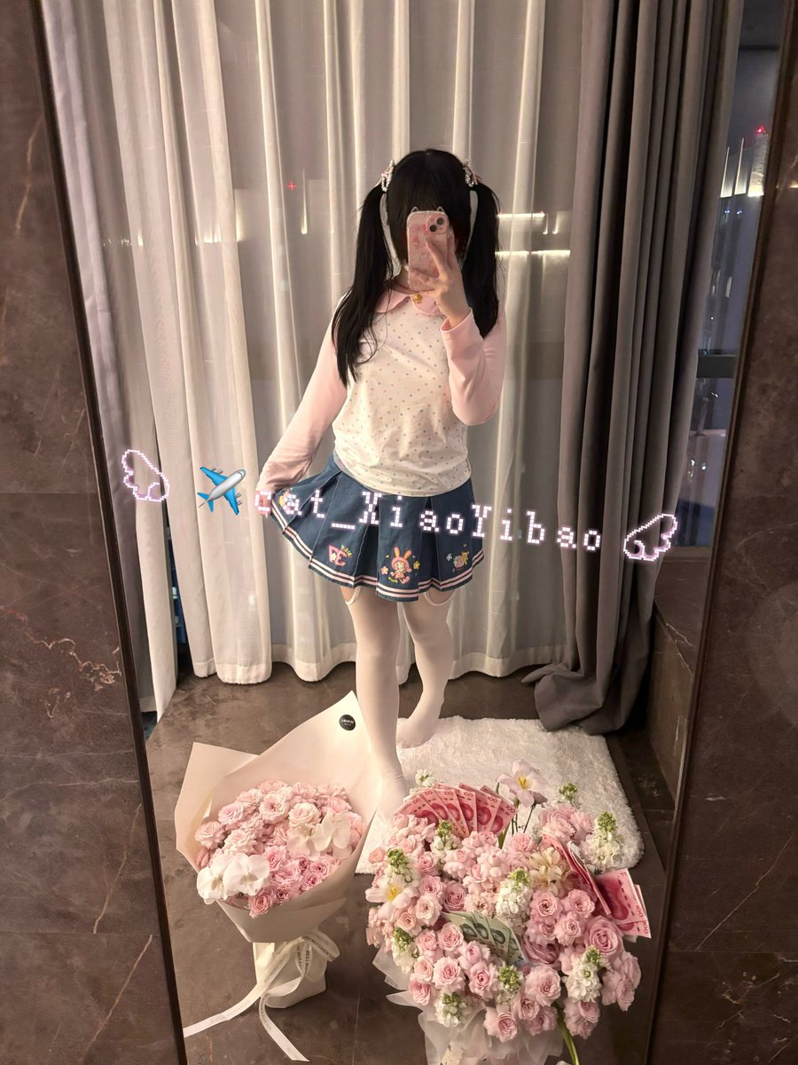 feliksbay's tweet photo. 在昆明的两天玩美了也凿美了
走之前哥哥还给我买了鲜花饼和菌子挂件让我带回去，嘿嘿嘿
这是我们第二次见面啦
每次都在不同的城市  计划要带我走遍他想去的地方
我是全世界最幸福的小女孩！
另外:本人已回西安  最近空闲哦～ https://t.co/Am4YZEOhOO