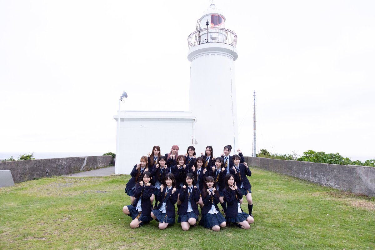 oricon's tweet photo. AKB48、令和版「会いたかった」MV公開へ❗️
メジャーデビュー20周年記念日10/25に
⠀
20年前と同じあの灯台の前で同じ衣装で撮影
全力で自転車を漕ぐ坂道、登校中のバス車内…
オマージュした演出にも注目✨️
⠀
✍🏻佐藤綺星コメント全文
https://t.co/pGbbcRtLgN
⠀
@AKB48_staff @airi_sato0624 https://t.co/eZ2Hb0V9LS