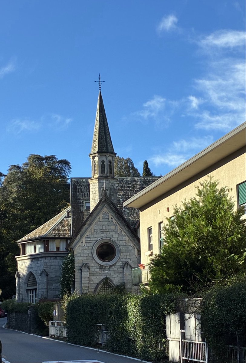 oddo_sabrina's tweet photo. Una Chiesa divenuta casa. 
#Bellagio 
Costruita nel XIX , oggi sconsacrata e convertita in una residenza privata suddivisa in appartamenti vacanze, mantenendo intatti gli elementi architettonici originali come il campanile a guglia, i rosoni e la muratura in pietra a vista. https://t.co/sMQHOpTZb6