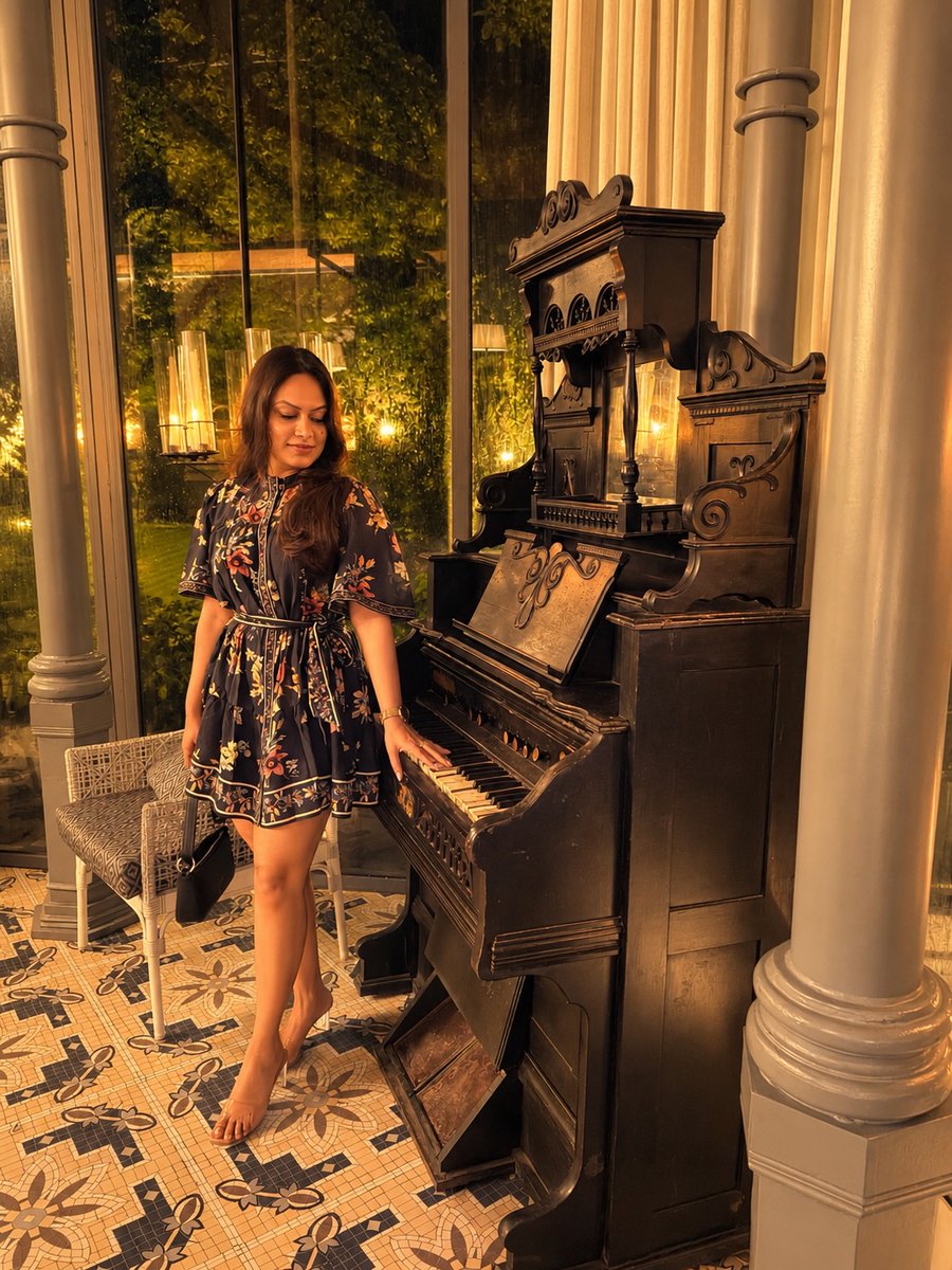 BwinPsg's tweet photo. Playing my way through the golden season. Piano, golden light, cozy cafés, and autumn nostalgia. Can I Call You Rose. https://t.co/G352b0ekia