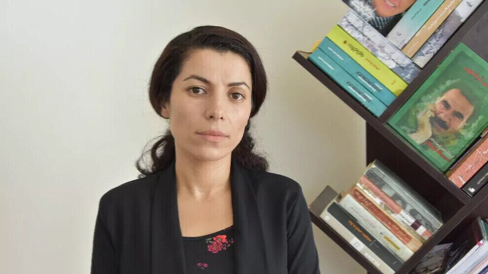 RojavaGundem6's tweet photo. 📍YPJ'den Werîşe Muradî için açıklama

Kürt siyasi tutsak Werîşe Muradî hakkında verilen ikinci idam cezasına tepki gösteren YPJ, kararı "Kadın kırım siyasetinin genişletilmesi" olarak nitelendirdi. Açıklamada, uluslararası kurumlara sessiz kalmama çağrısı yapıldı. https://t.co/F6rx2pLwMn