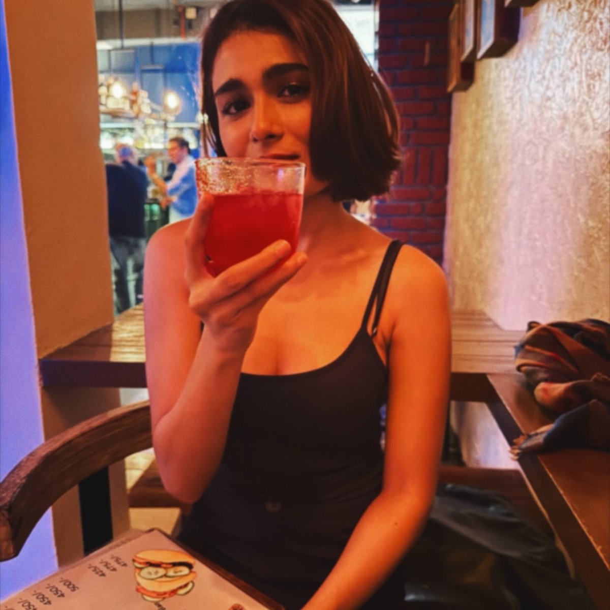 devipadukone's tweet photo. Cutiee Shalini Pandey https://t.co/cbzJFbI7KU