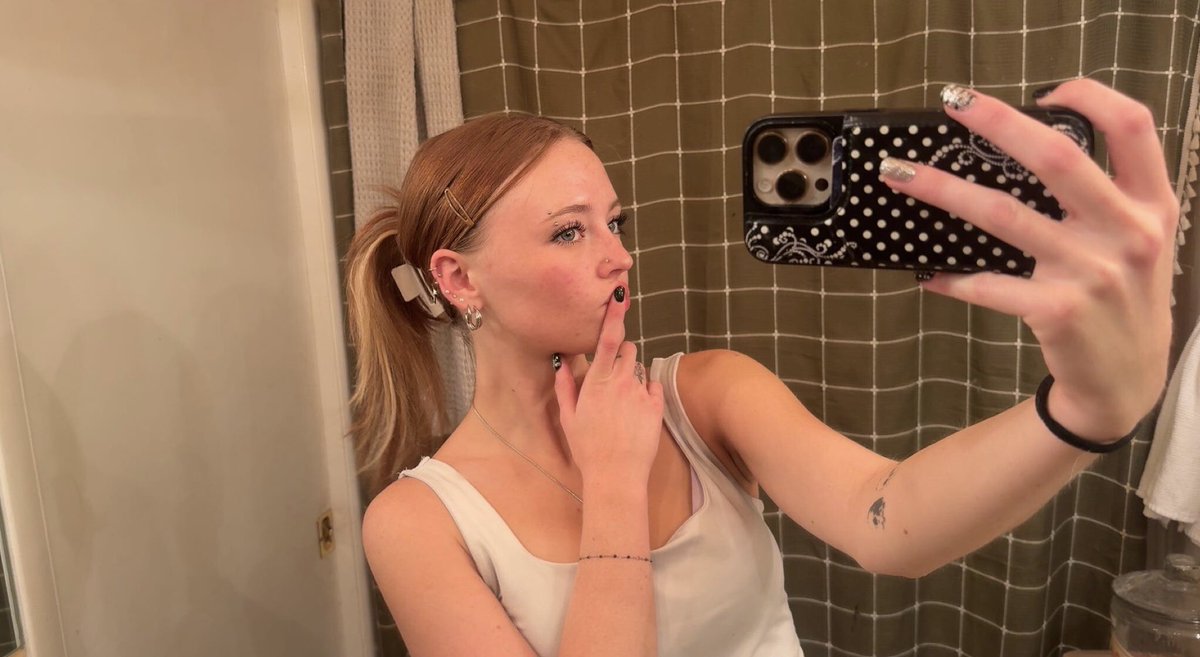 d0llfacejulia's tweet photo. clean girl look for a girl who’s thoughts are often dirty 🤭 https://t.co/PrfGVWMhgM