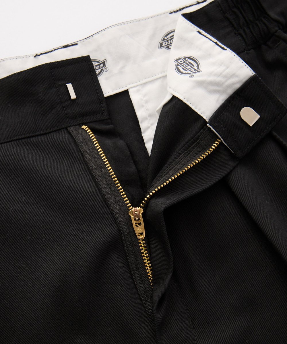 TCCP_store's tweet photo. 人気のDickiesが今だけ13%OFFの¥5,000代でZOZOTOWNに販売中!
500円クーポンも使えば更にお得に!

不動の名作「874」をベースにした別注モデル。
✔ ツータックで落ち感のあるワイドストレート
✔ サイドゴムでラクなのにすっきり
✔ シワになりにくいタフなツイル生地 https://t.co/QivtY4c3k4