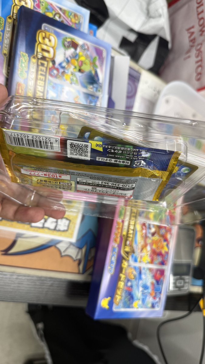 Pokechop_tachi's tweet photo. パック抜いたセレブレーションを
ポケチョップ立川店に持ち込んだ方へ。

普通に気づきます。

抜き取り・すり替え品は警察へ通報します。

皆様が安心して取引できる店舗であり続けるため、ご協力をお願いいたします。

業界全体でこういう行為を許さない空気を作りましょう。

#ポケカ #ポケチョップ立川
