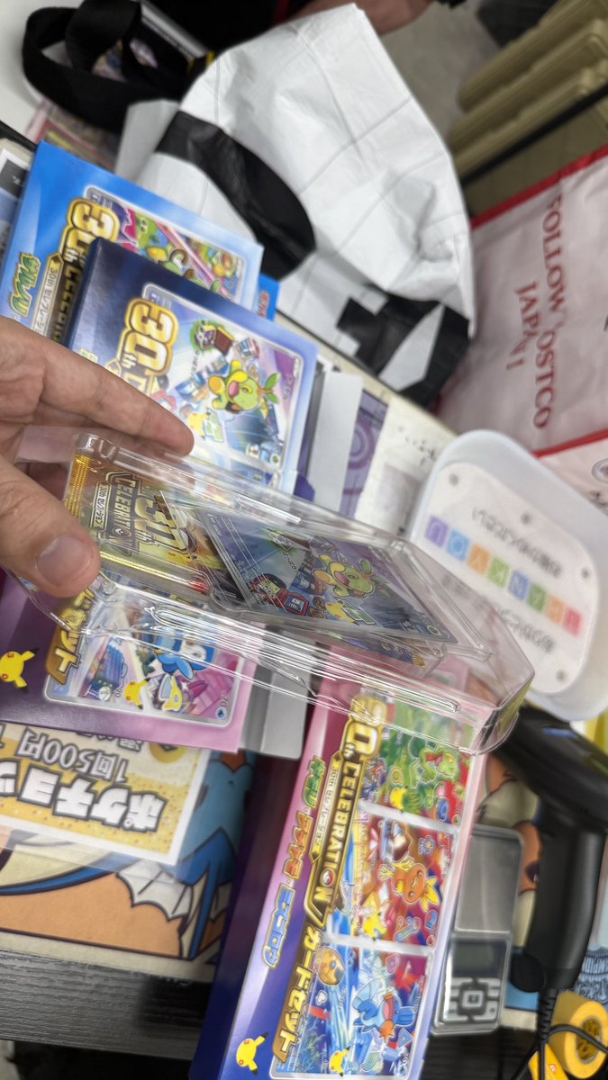 Pokechop_tachi's tweet photo. パック抜いたセレブレーションを
ポケチョップ立川店に持ち込んだ方へ。

普通に気づきます。

抜き取り・すり替え品は警察へ通報します。

皆様が安心して取引できる店舗であり続けるため、ご協力をお願いいたします。

業界全体でこういう行為を許さない空気を作りましょう。

#ポケカ #ポケチョップ立川