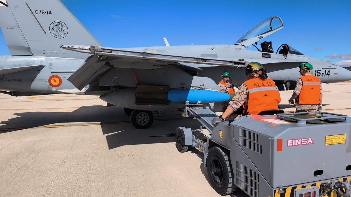 EjercitoAire's tweet photo. Continúa el SDT26 donde se están poniendo en práctica procedimientos del concepto de empleo ágil de la OTAN (ACE), llevando a cabo el armado y repostaje de F-18 del Ala 15 y C-295 del Ala 35 como punto de abastecimiento de combustible avanzado (FARP) en el Aeropuerto de Teruel. https://t.co/Cd2MPsJGQz