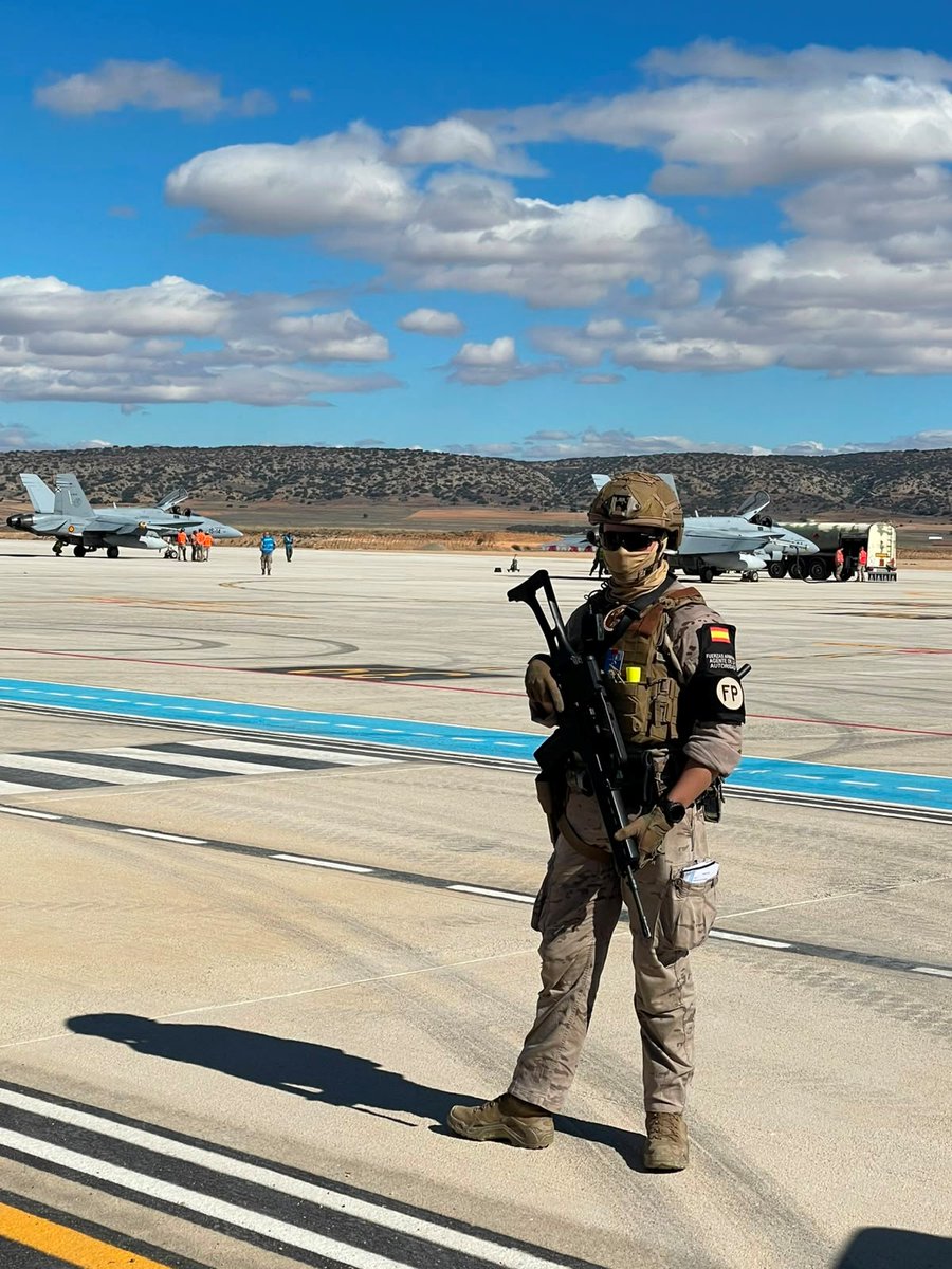 EjercitoAire's tweet photo. Continúa el SDT26 donde se están poniendo en práctica procedimientos del concepto de empleo ágil de la OTAN (ACE), llevando a cabo el armado y repostaje de F-18 del Ala 15 y C-295 del Ala 35 como punto de abastecimiento de combustible avanzado (FARP) en el Aeropuerto de Teruel. https://t.co/Cd2MPsJGQz