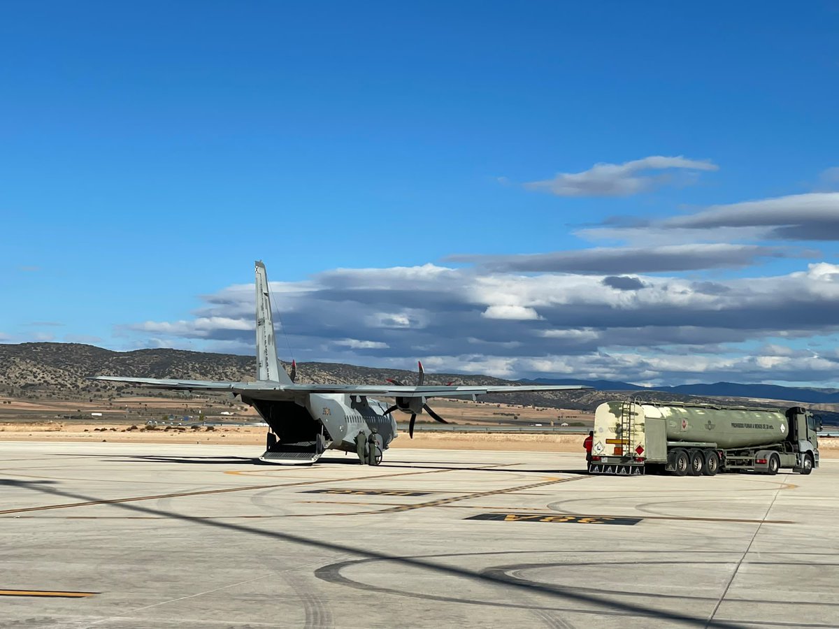 EjercitoAire's tweet photo. Continúa el SDT26 donde se están poniendo en práctica procedimientos del concepto de empleo ágil de la OTAN (ACE), llevando a cabo el armado y repostaje de F-18 del Ala 15 y C-295 del Ala 35 como punto de abastecimiento de combustible avanzado (FARP) en el Aeropuerto de Teruel. https://t.co/Cd2MPsJGQz