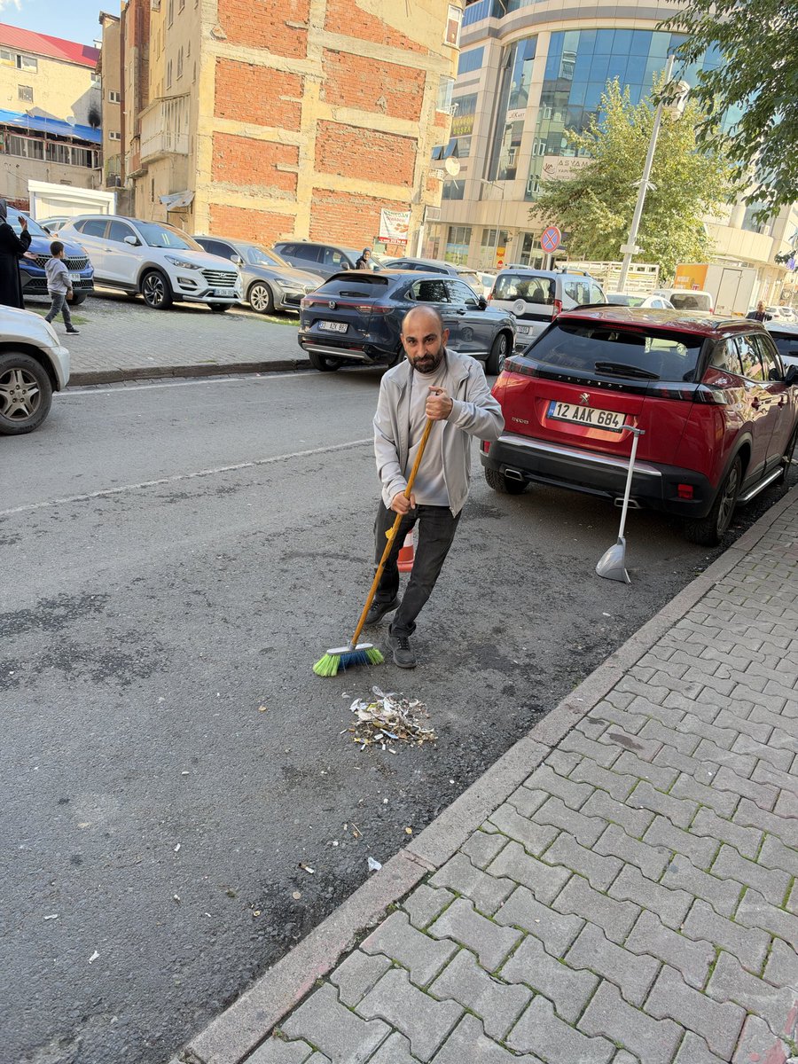 msontepe's tweet photo. @bingolbel @Erdalarikan12 

Esnaf olarak kapımızın önünü bitirdik sokaklara da temizliğe başladık. Sizinkiler ortalıkta yok 😀 https://t.co/UbADH2nZBS
