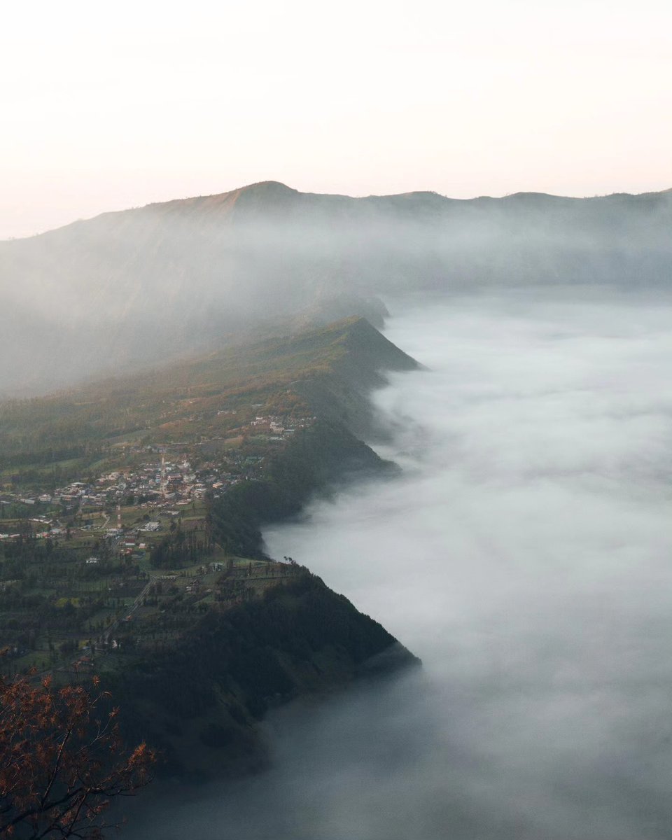 ValeriaChikis's tweet photo. Crazy clouds over Mount Bromo. Easily one of the best sunrises of my life. https://t.co/MwIlwrbySs