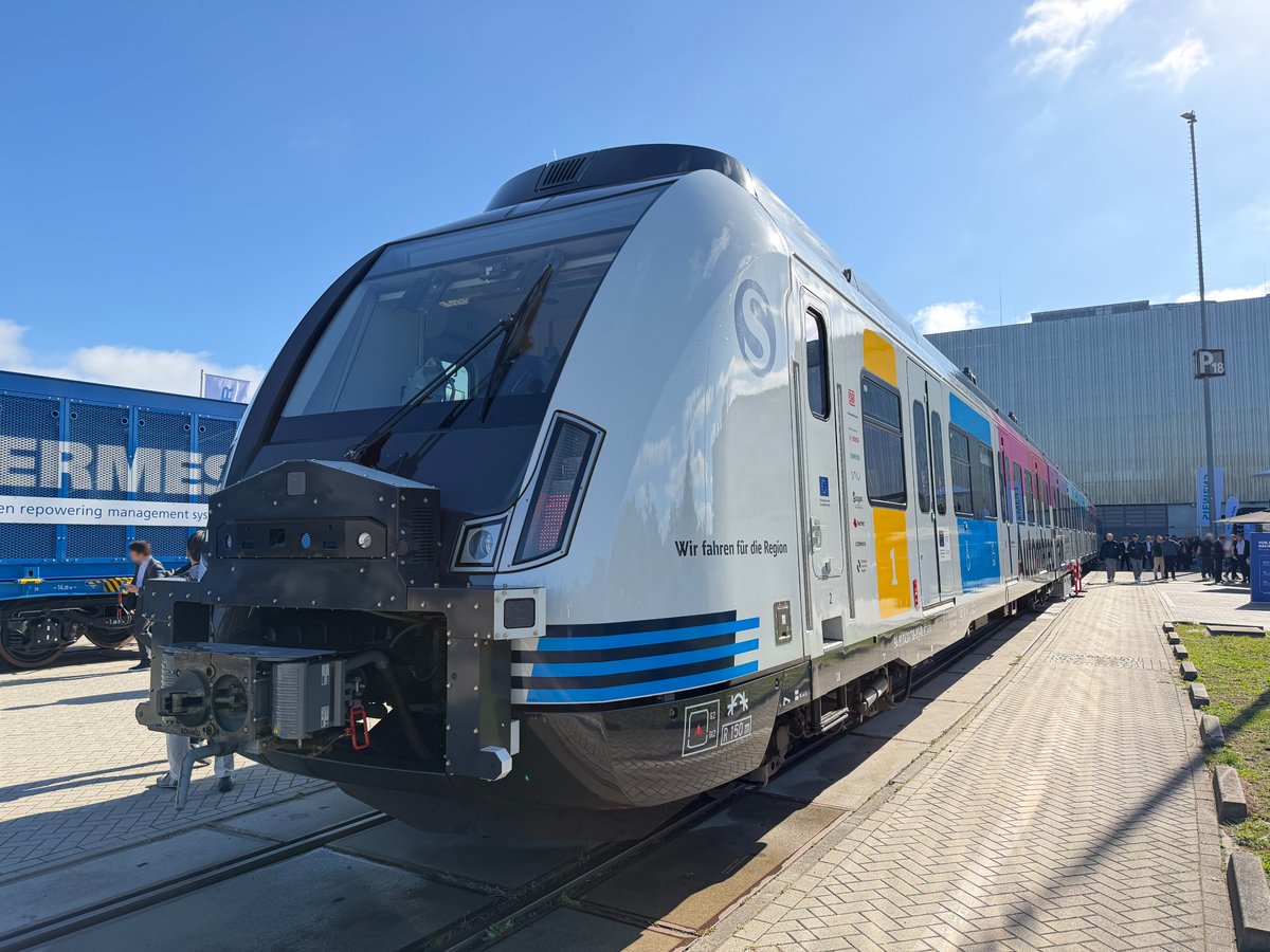JTTRI_official's tweet photo. ð #InnoTrans2026 å±å€å±ç€ºãã
å±å€å±ç€ºã®è»äž¡ã®äžãããç¹ã«æ³šç®ãéããŠãããã®ãããã€ãã玹ä»ããŸãð
ââââââââââââ
1ïžâ£2ïžâ£ ð©ðª ãã€ãééã®èªåé転è»äž¡
è»äž¡ã®åæ¹ã«éå®³ç©æ€ç¥è£
眮ãæèŒããã»ã³ãµãŒãå®éã«æ€ç¥ããæ§åãè»å
ã®ã¢ãã¿ãŒã§ç޹ä»ããŠããŸãããã¢ãã¿ãŒã®è¡šç€ºã¯ãæ¥æ¬ã®èªåé転ãã¹ã§ããèŠãè»å
衚瀺ãšãã䌌ãŠããŸããã
ãŸããã«ã©ãã«ã§èŠªãã¿ãããå€èгã¯ã瀟äŒã«åãå
¥ãããããããã¶ã€ã³ãæèããŠããããã«æããŸããðš
ââââââââââââ
3ïžâ£ ðšð³ äžåœäžè»ïŒCRRCïŒã®éœåžééè»äž¡ãVELLINKã
å±ç€ºè»äž¡ã®äžã§ãè¿æªæ¥æã¯çŸ€ãæããŠãããè»äž¡ã®åšãã«ã¯åžžã«äººã ãããã§ããŠããŸããã
説æã«ãããšãç¬åµçãªãã¶ã€ã³ã ãã§ãªããããžã¿ã«ã»ã°ãªãŒã³ã»AIãªã©ã®æå
端æè¡ãè©°ã蟌ãã ã³ã³ã»ããè»äž¡ãšã®ããšã§ãã
äŒå Žå
ã«ã¯ãåºå±è
ã»æ¥å Žè
ãšãã«äžåœã®é¢ä¿è
ãå€ãã倧ããªååšæããããŸããð¶
ââââââââââââ
4ïžâ£ ð¬ð§ ãã³ãã³å°äžéãã«ããªãŒç·ã®æ°åè»äž¡
âthe Tubeâã®æç§°ã§ç¥ããããäžžã¿ã®ããç¬ç¹ãªåœ¢ã®å°äžéè»äž¡ãããã€ãã®é空ã®äžã§èŠããããšã¯é©ãã§ããã
è»å
ãèŠåŠãã人ã倧å¢ããŸããã çããŠå¶çŽã®å€ãè»å
ãªãããæããå
è£
ã§åºã
ãšæãã空éã«ãªã£ãŠããããã³ãã³å°äžéã®ã€ã¡ãŒãžã¢ããã«ã€ãªãããããªè»äž¡ã§ãð
ââââââââââââ
#InnoTrans #ãã€ãéé #äžåœäžè» #ãã³ãã³å°äžé