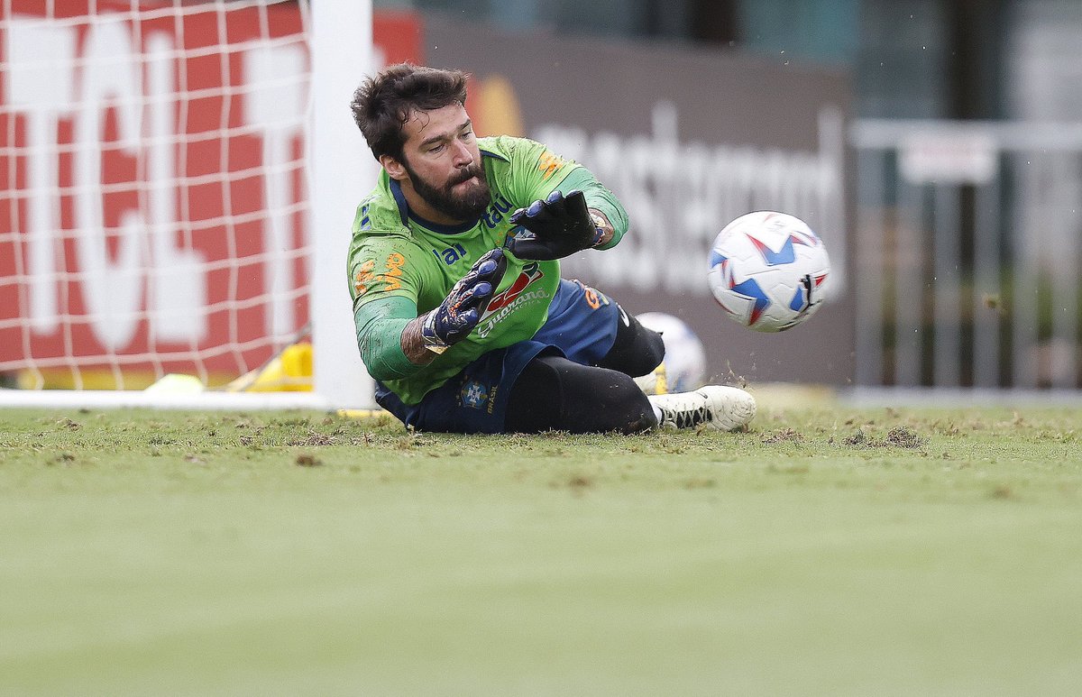 DailyFootyTakes's tweet photo. 🚨 BREAKING: Flamengo are reportedly ready to do "everything possible" to sign Alisson Becker! 🇧🇷

With his contract expiring in June 2027 and zero renewal talks underway at Anfield, the Brazilian giants are plotting a massive, high impact move to bring the world class keeper back home.

Could we see the Liverpool legend in Rio sooner rather than later?