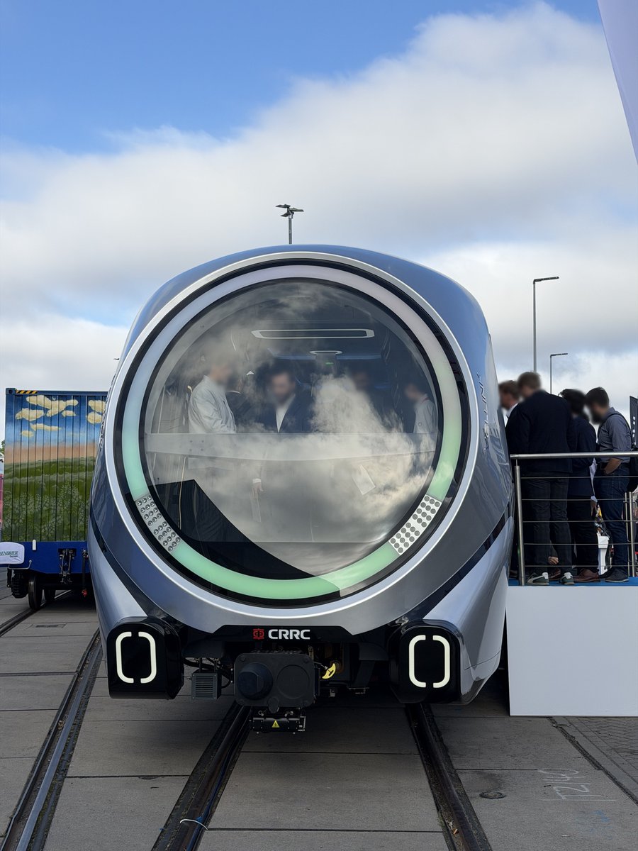 JTTRI_official's tweet photo. ð #InnoTrans2026 å±å€å±ç€ºãã
å±å€å±ç€ºã®è»äž¡ã®äžãããç¹ã«æ³šç®ãéããŠãããã®ãããã€ãã玹ä»ããŸãð
ââââââââââââ
1ïžâ£2ïžâ£ ð©ðª ãã€ãééã®èªåé転è»äž¡
è»äž¡ã®åæ¹ã«éå®³ç©æ€ç¥è£
眮ãæèŒããã»ã³ãµãŒãå®éã«æ€ç¥ããæ§åãè»å
ã®ã¢ãã¿ãŒã§ç޹ä»ããŠããŸãããã¢ãã¿ãŒã®è¡šç€ºã¯ãæ¥æ¬ã®èªåé転ãã¹ã§ããèŠãè»å
衚瀺ãšãã䌌ãŠããŸããã
ãŸããã«ã©ãã«ã§èŠªãã¿ãããå€èгã¯ã瀟äŒã«åãå
¥ãããããããã¶ã€ã³ãæèããŠããããã«æããŸããðš
ââââââââââââ
3ïžâ£ ðšð³ äžåœäžè»ïŒCRRCïŒã®éœåžééè»äž¡ãVELLINKã
å±ç€ºè»äž¡ã®äžã§ãè¿æªæ¥æã¯çŸ€ãæããŠãããè»äž¡ã®åšãã«ã¯åžžã«äººã ãããã§ããŠããŸããã
説æã«ãããšãç¬åµçãªãã¶ã€ã³ã ãã§ãªããããžã¿ã«ã»ã°ãªãŒã³ã»AIãªã©ã®æå
端æè¡ãè©°ã蟌ãã ã³ã³ã»ããè»äž¡ãšã®ããšã§ãã
äŒå Žå
ã«ã¯ãåºå±è
ã»æ¥å Žè
ãšãã«äžåœã®é¢ä¿è
ãå€ãã倧ããªååšæããããŸããð¶
ââââââââââââ
4ïžâ£ ð¬ð§ ãã³ãã³å°äžéãã«ããªãŒç·ã®æ°åè»äž¡
âthe Tubeâã®æç§°ã§ç¥ããããäžžã¿ã®ããç¬ç¹ãªåœ¢ã®å°äžéè»äž¡ãããã€ãã®é空ã®äžã§èŠããããšã¯é©ãã§ããã
è»å
ãèŠåŠãã人ã倧å¢ããŸããã çããŠå¶çŽã®å€ãè»å
ãªãããæããå
è£
ã§åºã
ãšæãã空éã«ãªã£ãŠããããã³ãã³å°äžéã®ã€ã¡ãŒãžã¢ããã«ã€ãªãããããªè»äž¡ã§ãð
ââââââââââââ
#InnoTrans #ãã€ãéé #äžåœäžè» #ãã³ãã³å°äžé
