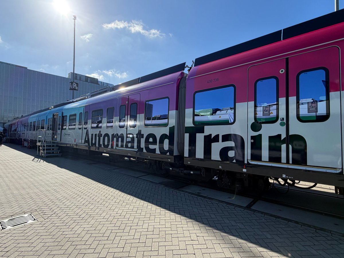 JTTRI_official's tweet photo. ð #InnoTrans2026 å±å€å±ç€ºãã
å±å€å±ç€ºã®è»äž¡ã®äžãããç¹ã«æ³šç®ãéããŠãããã®ãããã€ãã玹ä»ããŸãð
ââââââââââââ
1ïžâ£2ïžâ£ ð©ðª ãã€ãééã®èªåé転è»äž¡
è»äž¡ã®åæ¹ã«éå®³ç©æ€ç¥è£
眮ãæèŒããã»ã³ãµãŒãå®éã«æ€ç¥ããæ§åãè»å
ã®ã¢ãã¿ãŒã§ç޹ä»ããŠããŸãããã¢ãã¿ãŒã®è¡šç€ºã¯ãæ¥æ¬ã®èªåé転ãã¹ã§ããèŠãè»å
衚瀺ãšãã䌌ãŠããŸããã
ãŸããã«ã©ãã«ã§èŠªãã¿ãããå€èгã¯ã瀟äŒã«åãå
¥ãããããããã¶ã€ã³ãæèããŠããããã«æããŸããðš
ââââââââââââ
3ïžâ£ ðšð³ äžåœäžè»ïŒCRRCïŒã®éœåžééè»äž¡ãVELLINKã
å±ç€ºè»äž¡ã®äžã§ãè¿æªæ¥æã¯çŸ€ãæããŠãããè»äž¡ã®åšãã«ã¯åžžã«äººã ãããã§ããŠããŸããã
説æã«ãããšãç¬åµçãªãã¶ã€ã³ã ãã§ãªããããžã¿ã«ã»ã°ãªãŒã³ã»AIãªã©ã®æå
端æè¡ãè©°ã蟌ãã ã³ã³ã»ããè»äž¡ãšã®ããšã§ãã
äŒå Žå
ã«ã¯ãåºå±è
ã»æ¥å Žè
ãšãã«äžåœã®é¢ä¿è
ãå€ãã倧ããªååšæããããŸããð¶
ââââââââââââ
4ïžâ£ ð¬ð§ ãã³ãã³å°äžéãã«ããªãŒç·ã®æ°åè»äž¡
âthe Tubeâã®æç§°ã§ç¥ããããäžžã¿ã®ããç¬ç¹ãªåœ¢ã®å°äžéè»äž¡ãããã€ãã®é空ã®äžã§èŠããããšã¯é©ãã§ããã
è»å
ãèŠåŠãã人ã倧å¢ããŸããã çããŠå¶çŽã®å€ãè»å
ãªãããæããå
è£
ã§åºã
ãšæãã空éã«ãªã£ãŠããããã³ãã³å°äžéã®ã€ã¡ãŒãžã¢ããã«ã€ãªãããããªè»äž¡ã§ãð
ââââââââââââ
#InnoTrans #ãã€ãéé #äžåœäžè» #ãã³ãã³å°äžé