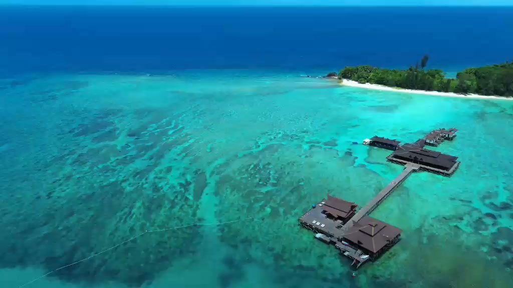 Esinti571's tweet photo. Experience Mantanani like never before with our Water Villa Day Trip. Enjoy an overwater buffet lunch, jetty snorkeling, complimentary water activities, coral reefs, photo spots, and return speedboat transfers. https://t.co/Vj02FUuxUf