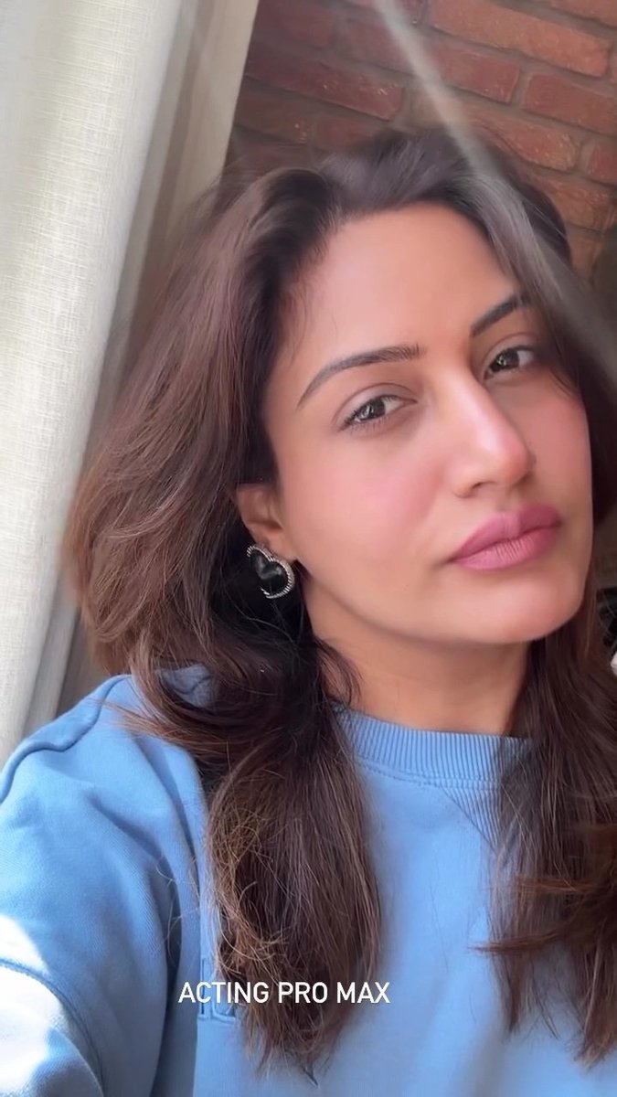 ChandnaSiran's tweet photo. I really missing your voice after loooong time!!! 😭😭😭😭🌹🔥🔥🔥 the Caption!! 🤌🏻😂😭
 ACTING PRO MAX!!!!🤝🏻😂🤣😭🔥 like seriously?!!!🤣  literally There is no escaping you!🤣🤣🤣🤣🤣❤🔥#surbhichandna  #pretty 
#hottie  #Diva #sleyed #gorgeous #garmi #newhairy @SurbhiChandna https://t.co/AxEj1VoVm3