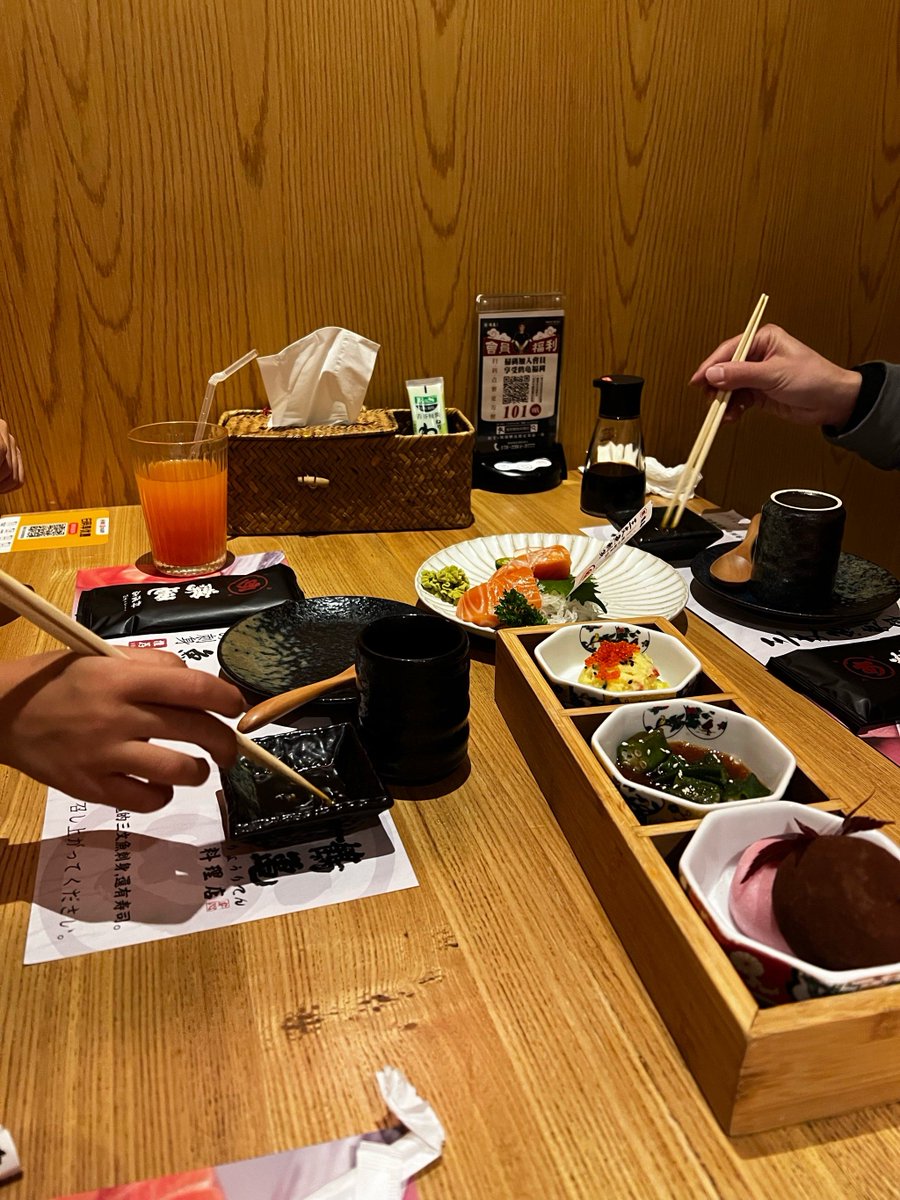 AzurePad's tweet photo. [今日は膳を囲み、ゆっくり沉んだ時間を過ごす。昔の名物料理“糜”が味わえる店で、沂と咨の話に花が咲く]， https://t.co/XPbUmy20vU