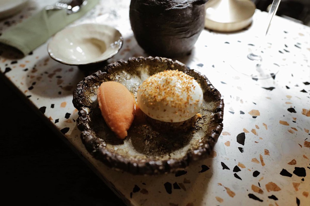 DerriluMcCoy2ZU's tweet photo. Hemma Desserts ở Nguyễn Bá Huân, Thủ Đức: sakura panna cotta ngon, tươi; carrot cake ổn nhưng sorbet cam nên để riêng. Kumquat rice pudding khá chua, mùi trứng rõ. Rosé ngon, nhân viên nhiệt tình. https://t.co/h9j2NPFAgE