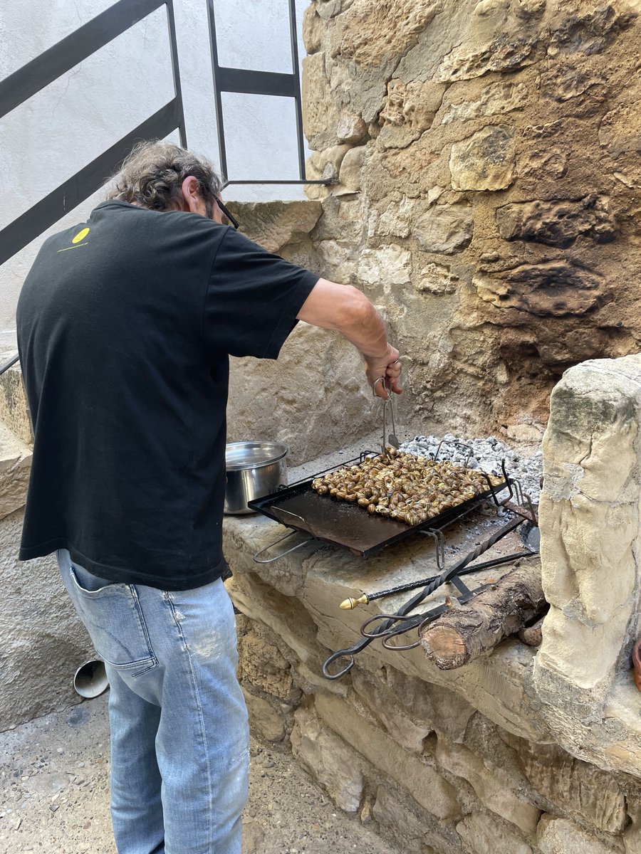 annagual's tweet photo. Ens ha deixat una de les persones més increïbles que he conegut. Amic, ens queda la teva poesia i la teva manera de fer-nos sentir part d'alguna cosa més gran 🕯️

Cap a tu
desraó del temps
que ha de venir.
Jaume Pont 🕯️ https://t.co/6ZnvqGXwSV