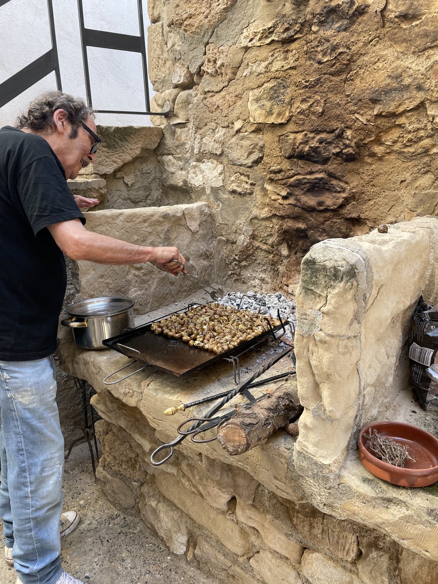 annagual's tweet photo. Ens ha deixat una de les persones més increïbles que he conegut. Amic, ens queda la teva poesia i la teva manera de fer-nos sentir part d'alguna cosa més gran 🕯️

Cap a tu
desraó del temps
que ha de venir.
Jaume Pont 🕯️ https://t.co/6ZnvqGXwSV