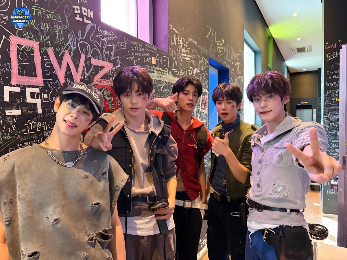 MnetMcountdown's tweet photo. 🎵베스트 멤버 이름대기 베스트 멤버 이름대기🎵
ㄴ 케이타! 박한빈! 이정현! 문정현! 박지후!

🎶베스트 아이돌 이름대기 베스트 아이돌 이름대기🎶
ㄴ 바로 이븐💖

#MCOUNTDOWN #엠카운트다운
#EVNNE #이븐 #LOOK_AT_MA https://t.co/7pNNi2n6Si