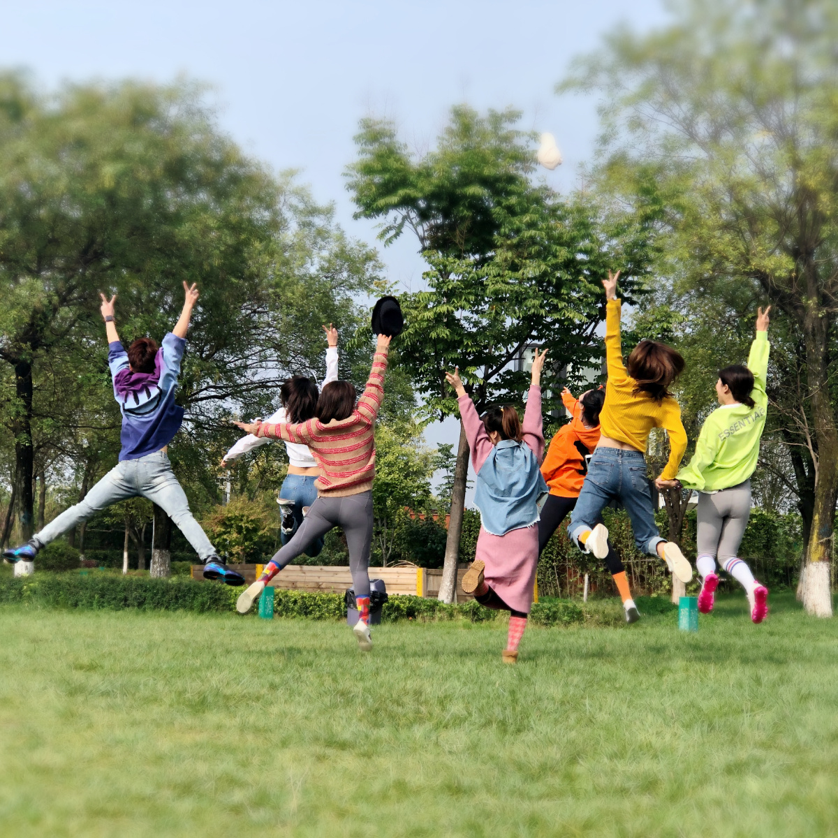 akamaru2626's tweet photo. 【クロスチャック！スズメ追いかける元気な子どもたち。春の公園が楽しい笑いでいっぱいだ】， https://t.co/sa77Xe6gbm
